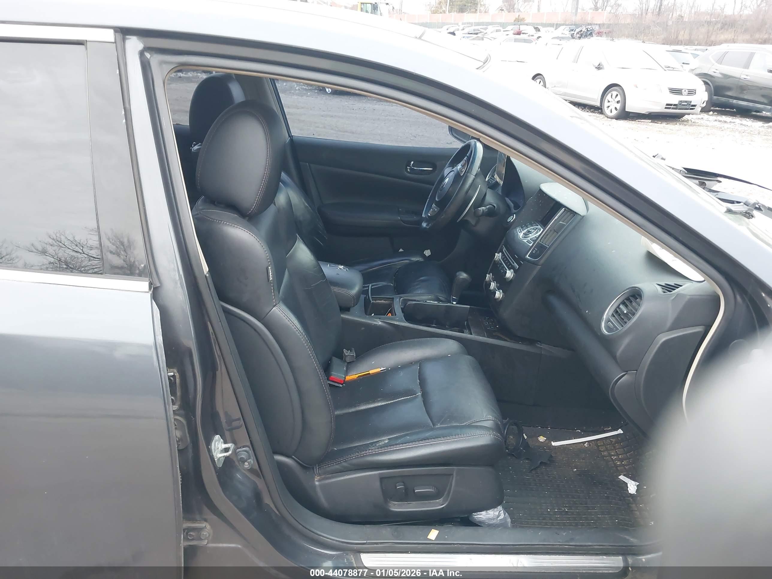 NISSAN MAXIMA image 5