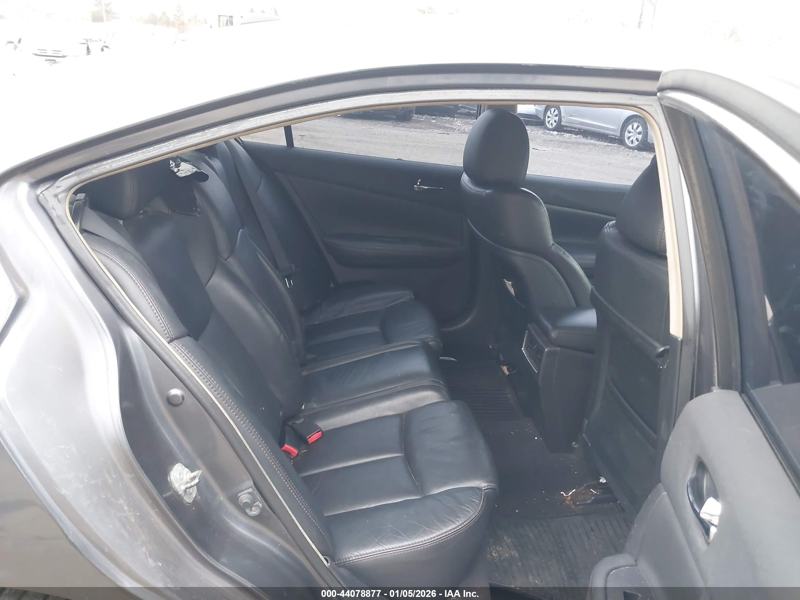 NISSAN MAXIMA image 8