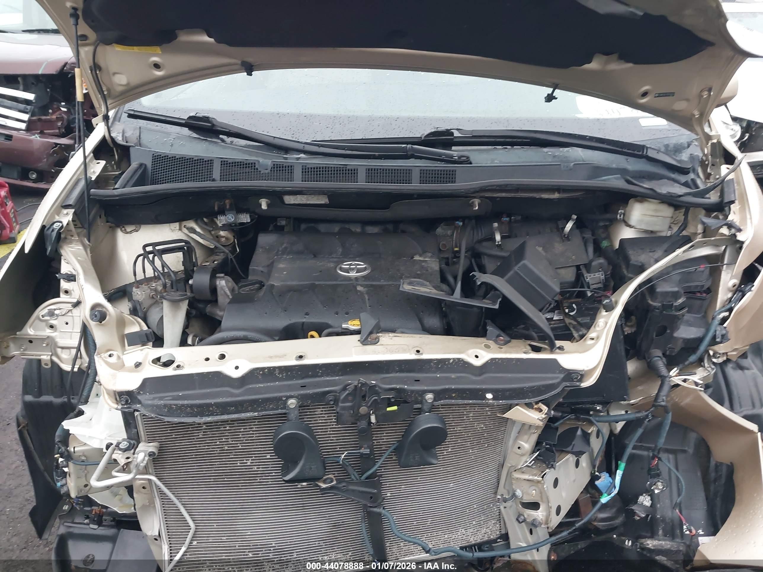 TOYOTA SIENNA image 10