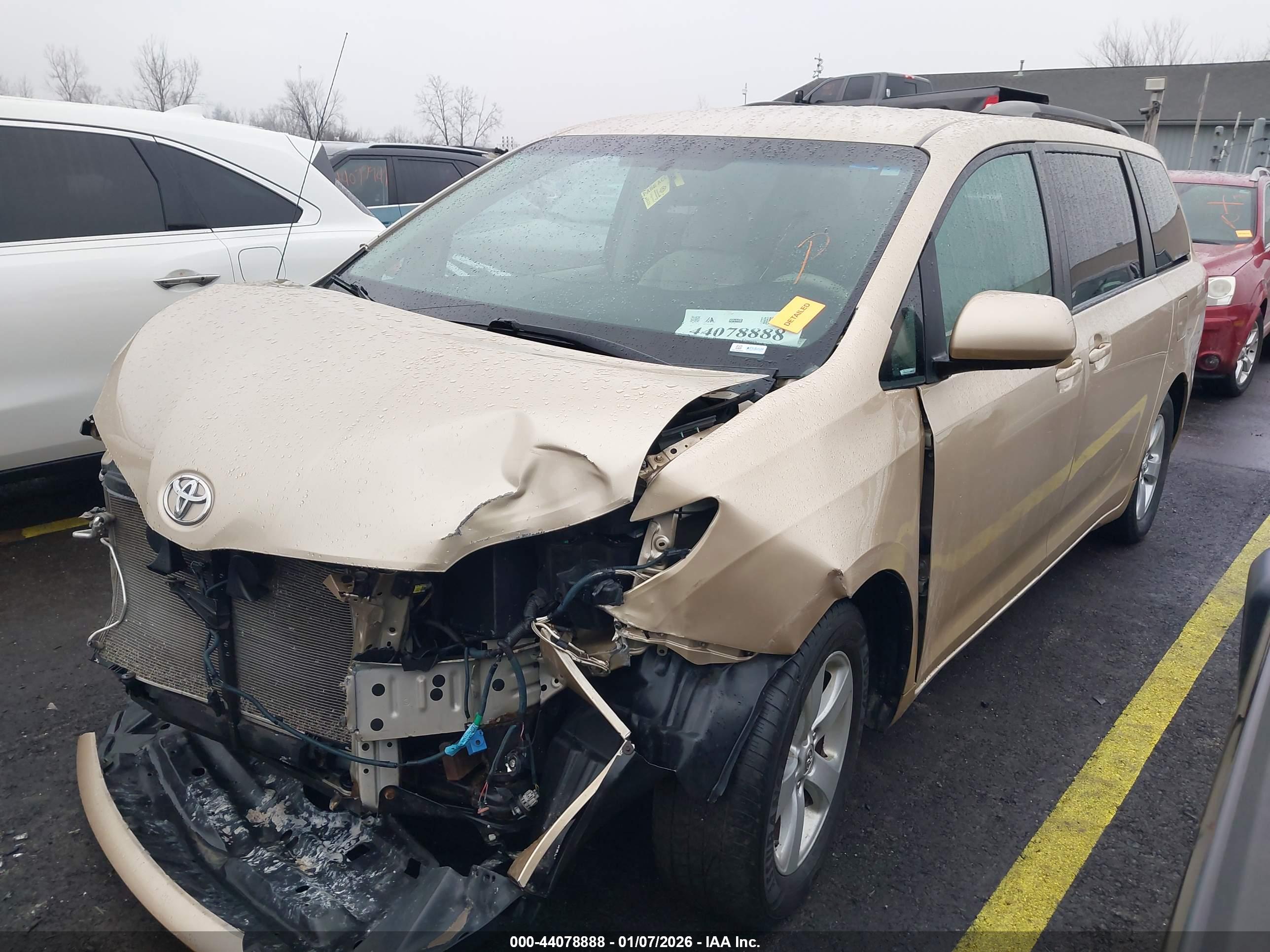 TOYOTA SIENNA image 2