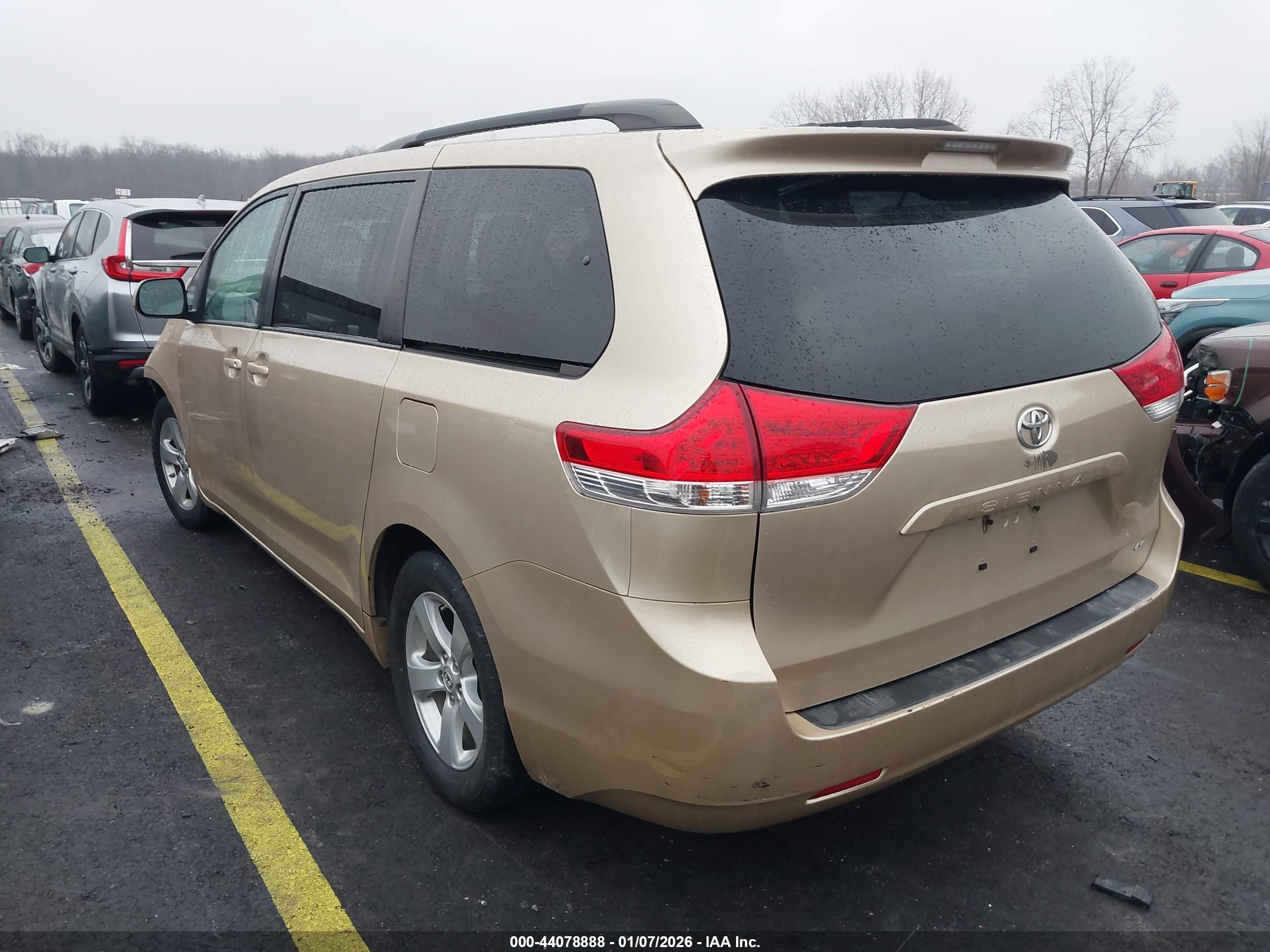 TOYOTA SIENNA image 3