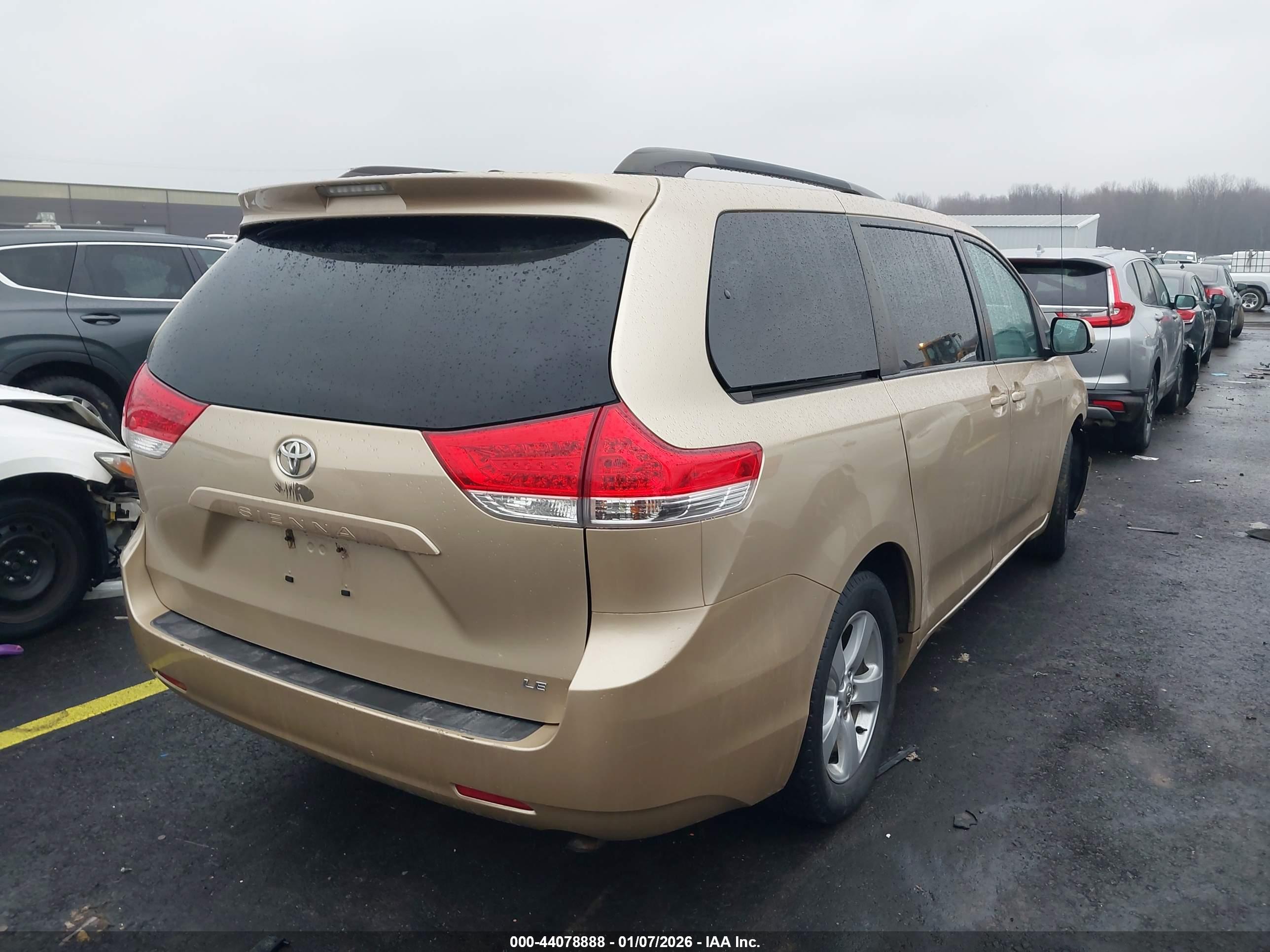 TOYOTA SIENNA image 4