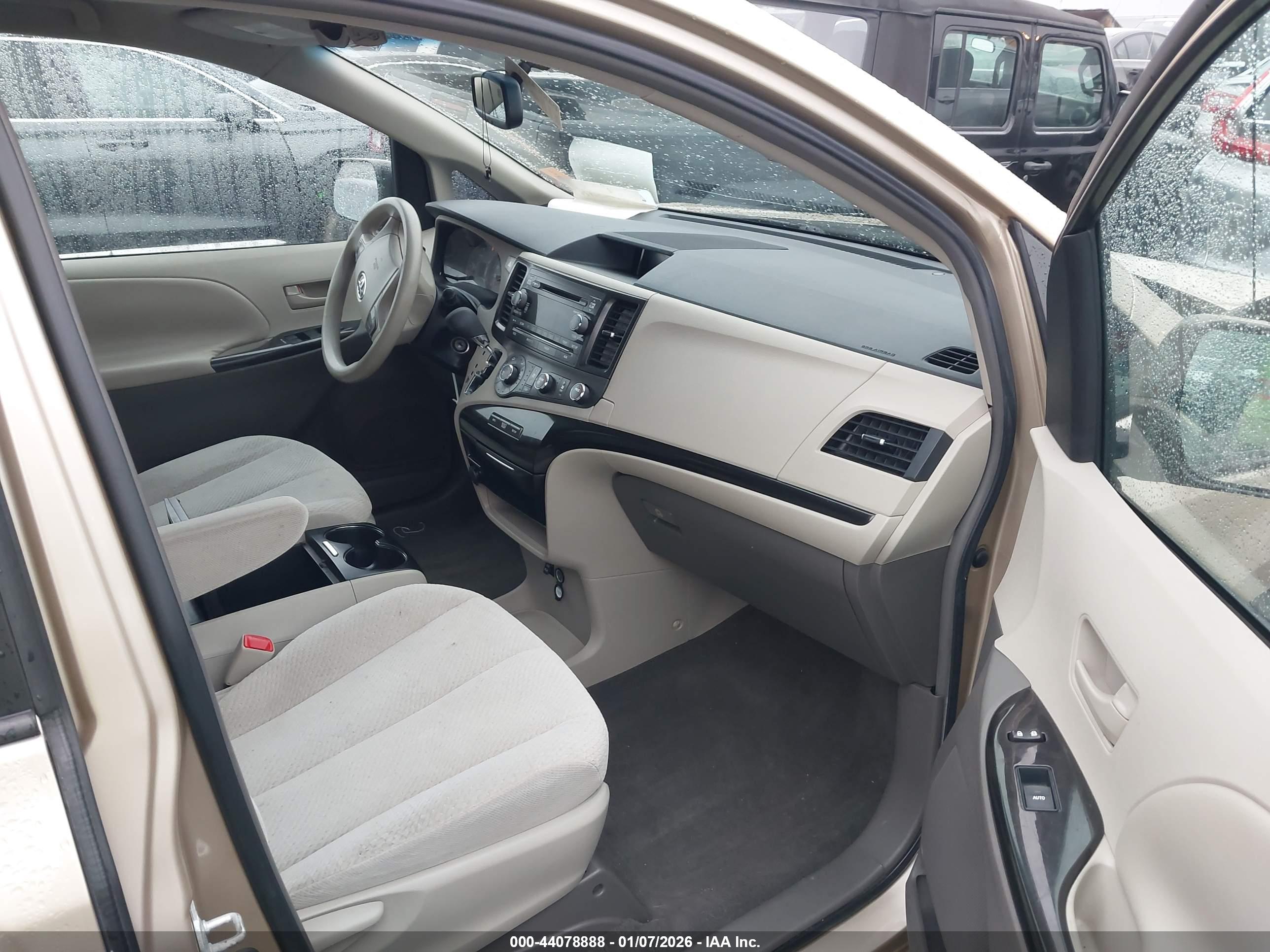 TOYOTA SIENNA image 5