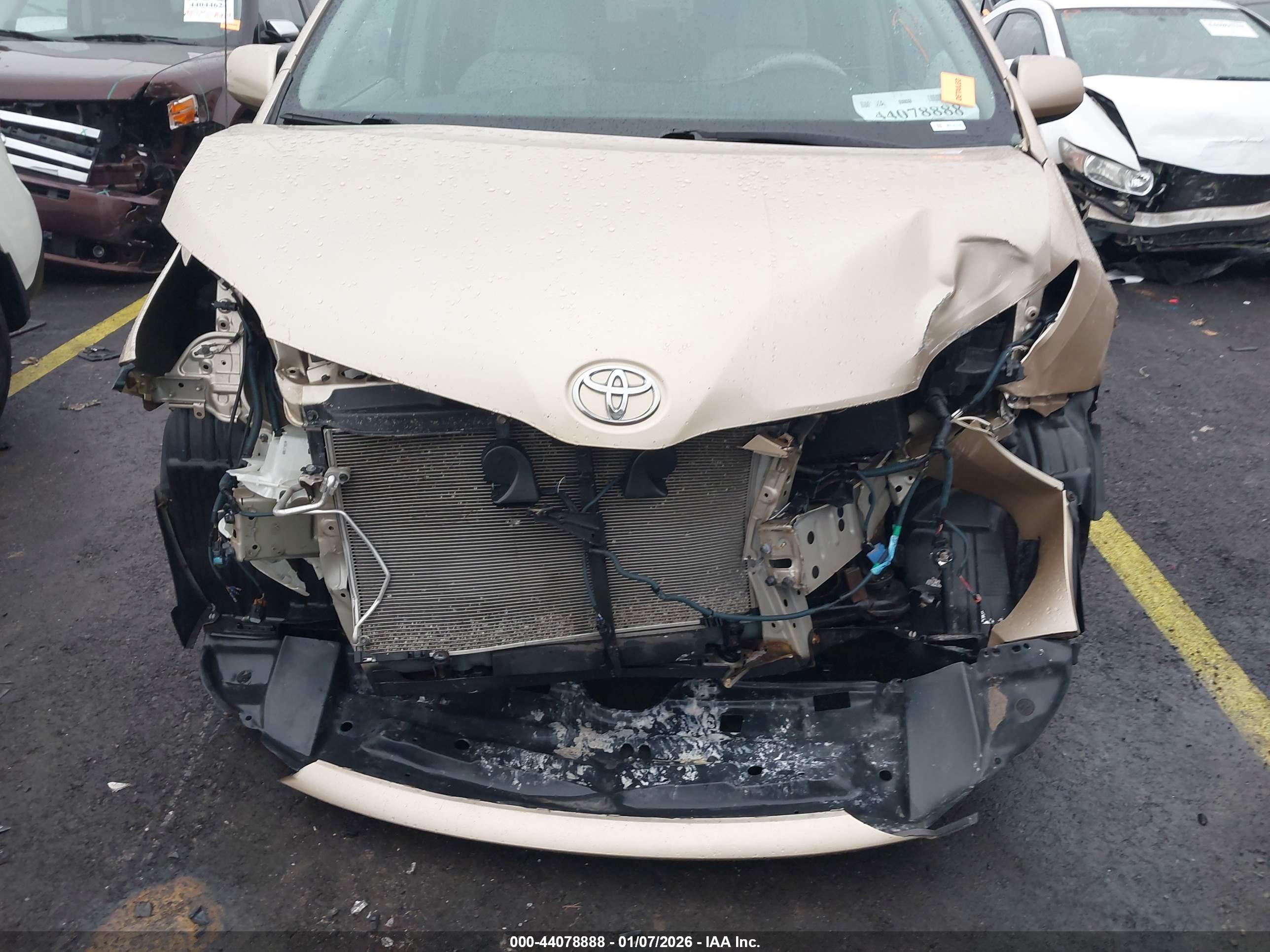TOYOTA SIENNA image 6