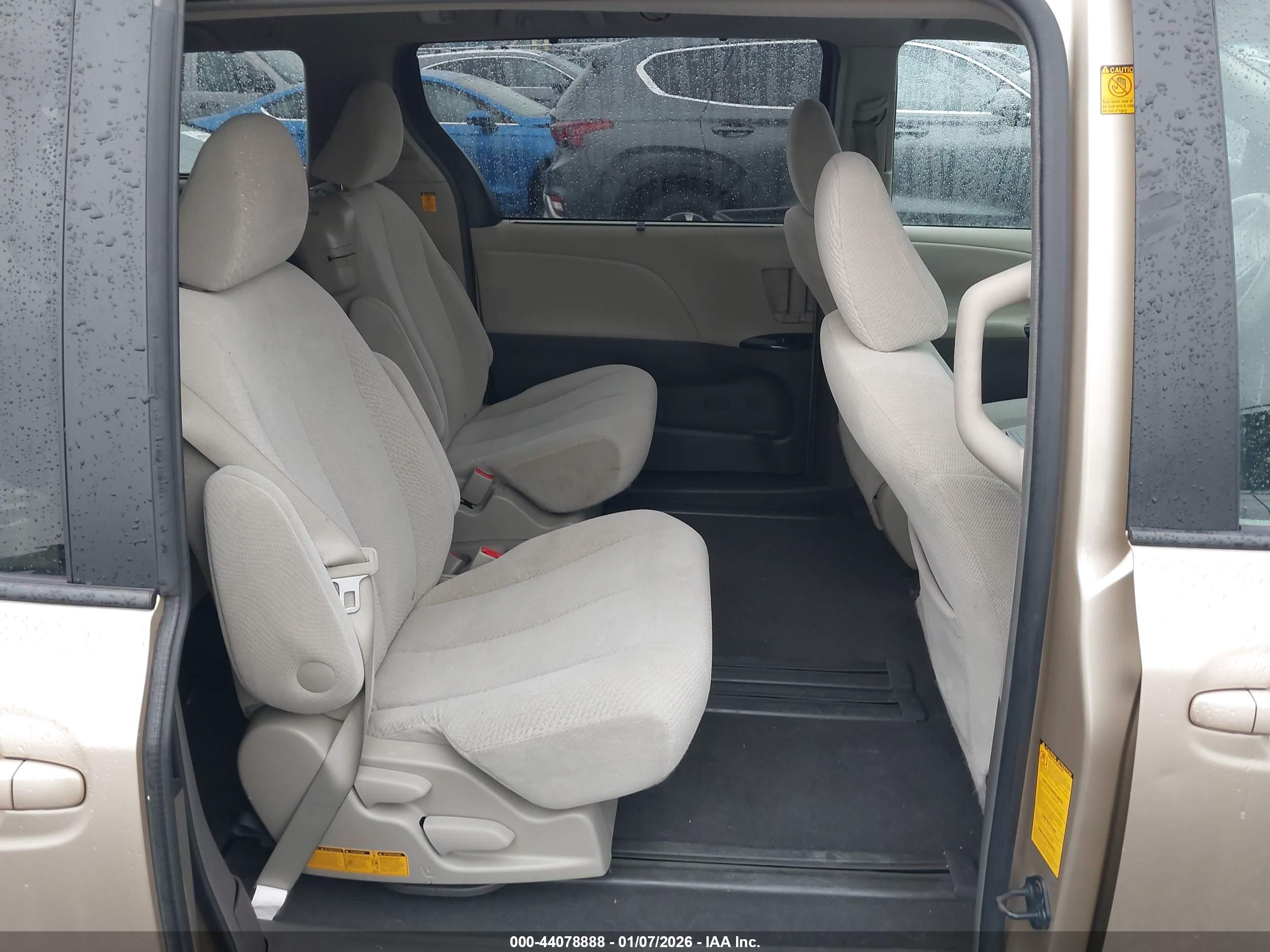 TOYOTA SIENNA image 8