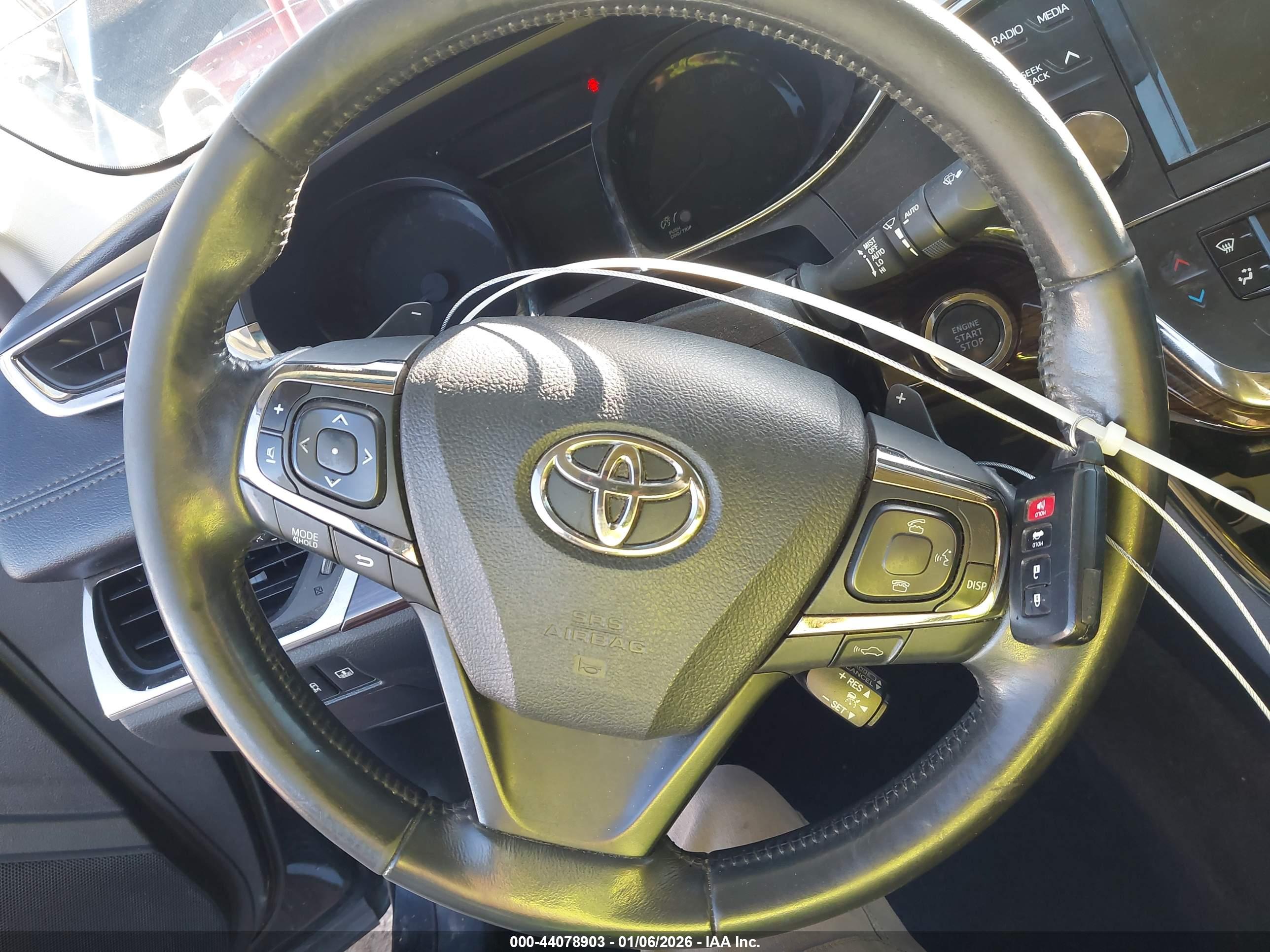 TOYOTA AVALON image 11