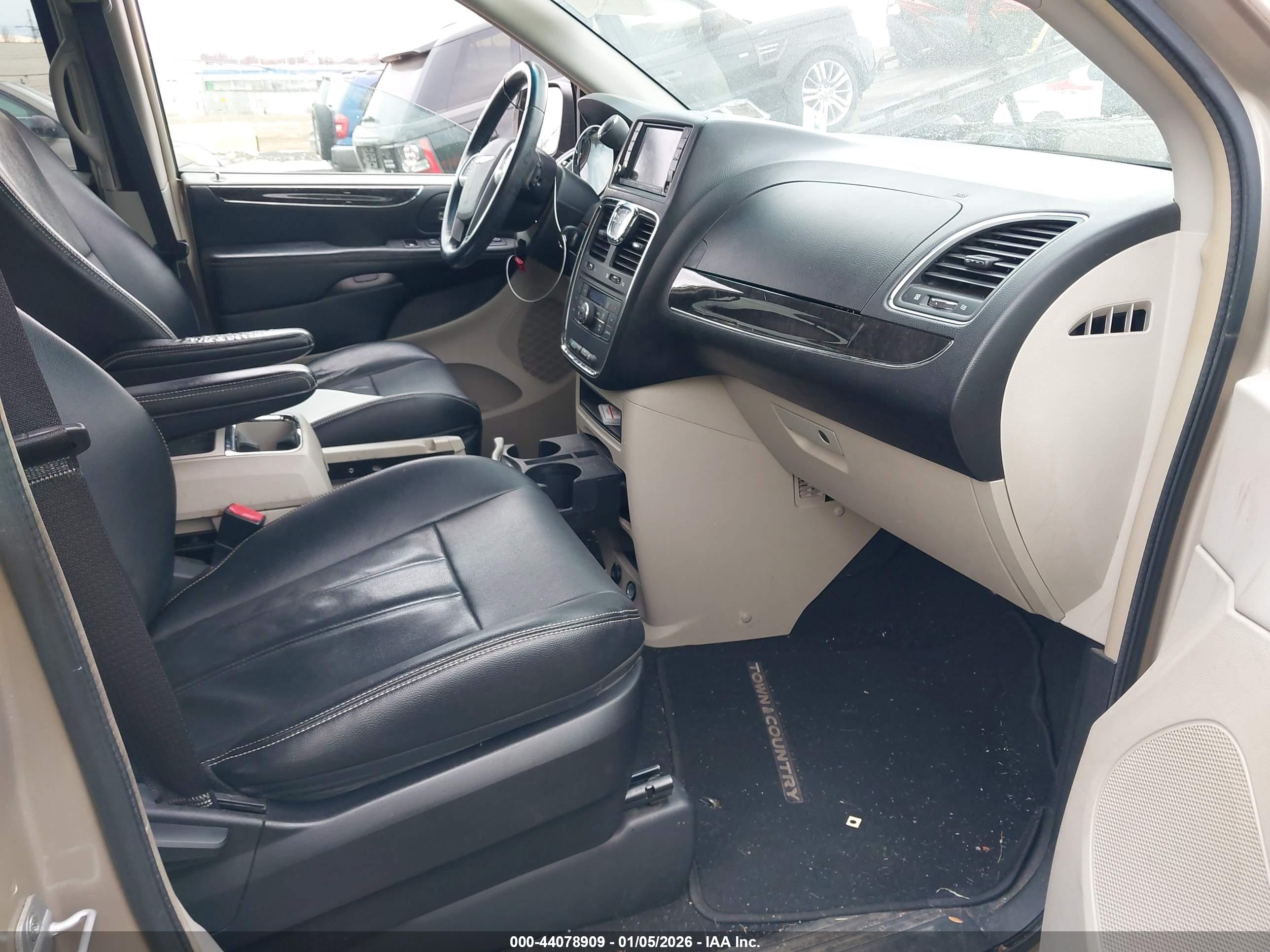 CHRYSLER TOWN image 5
