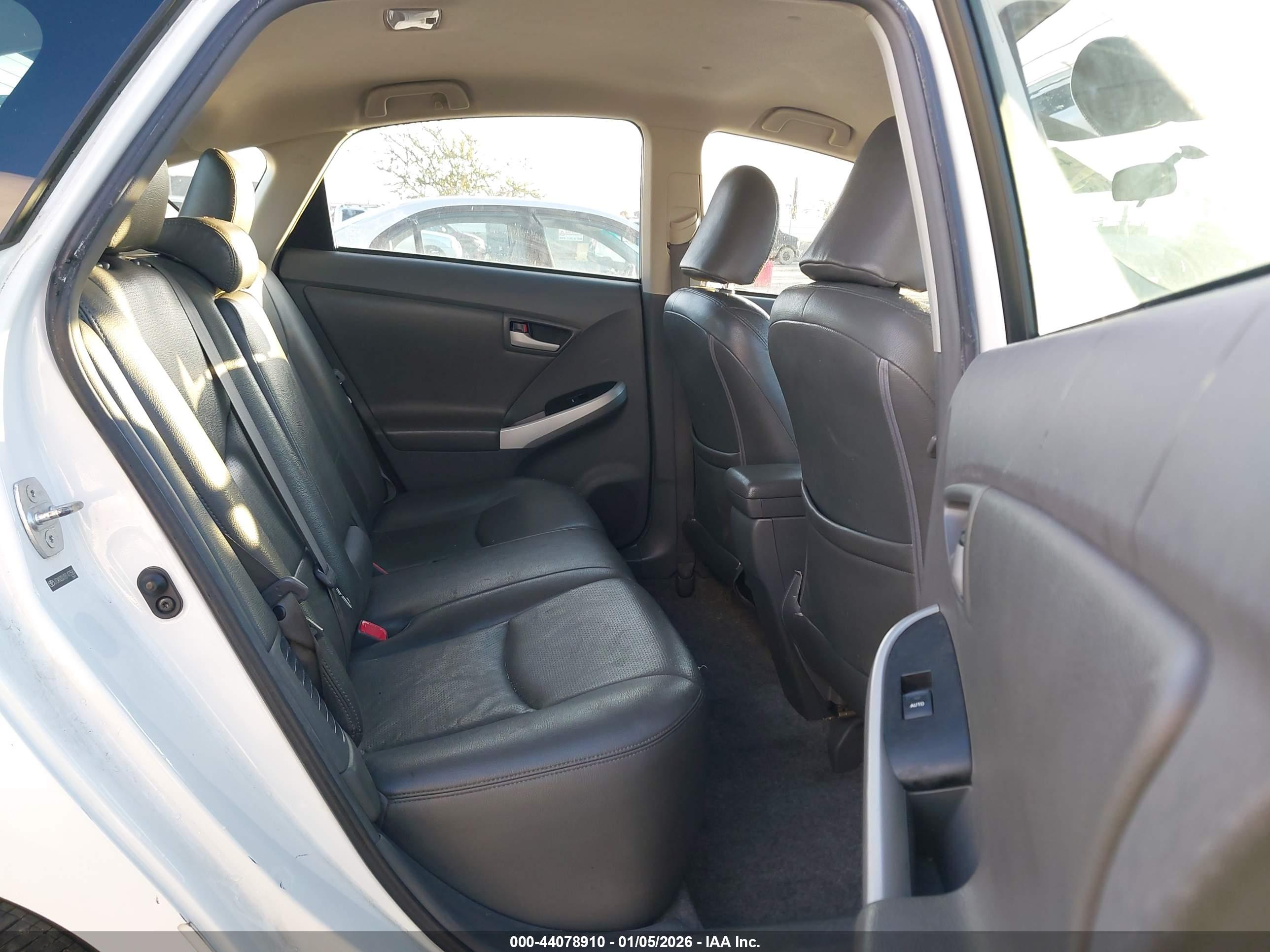 TOYOTA PRIUS image 8