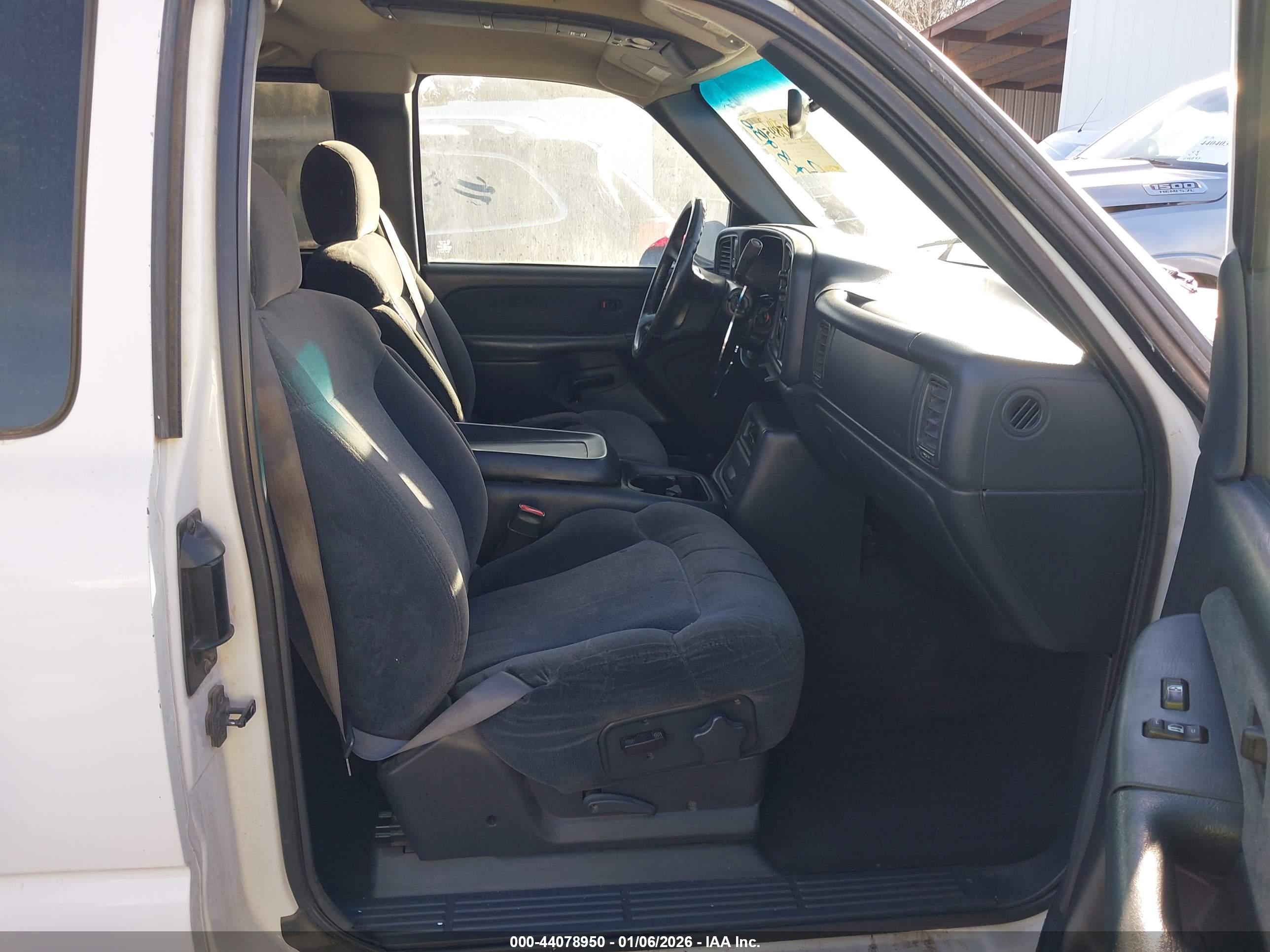 CHEVROLET SILVERADO image 5