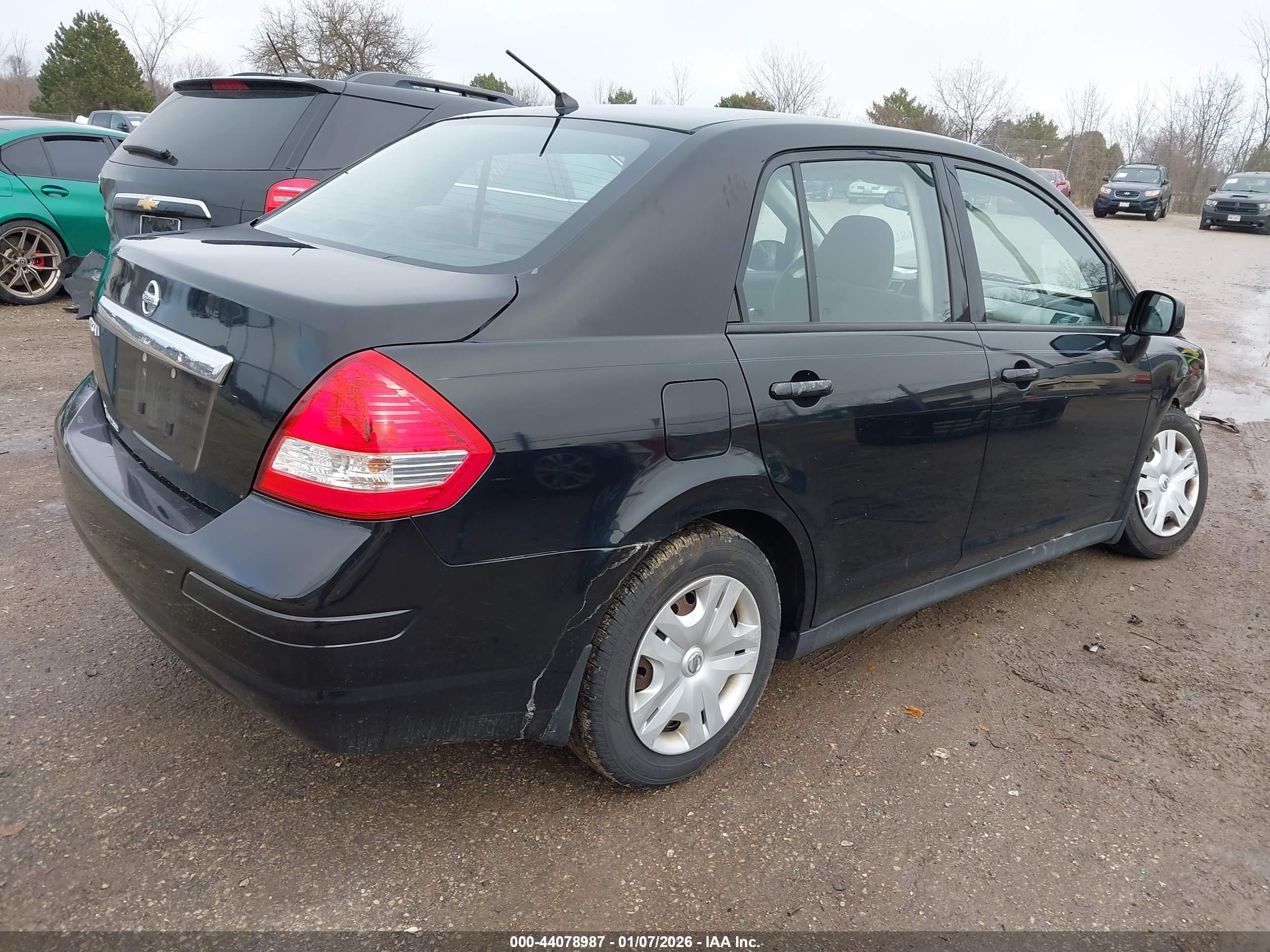 NISSAN VERSA image 4