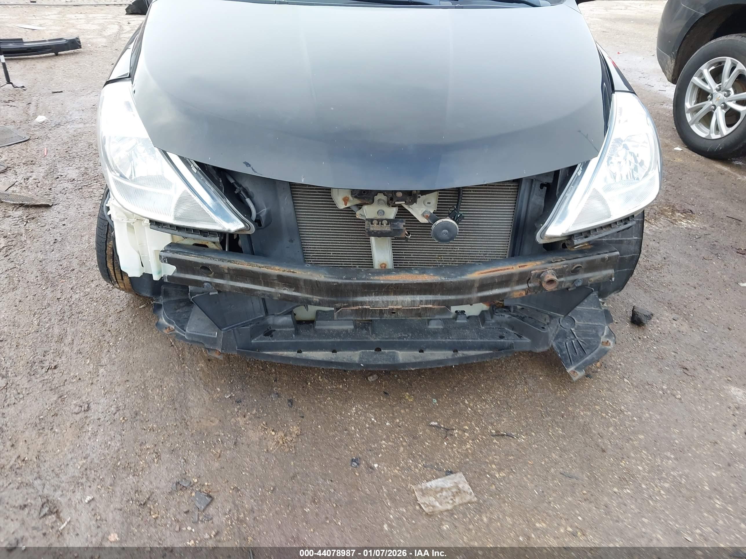 NISSAN VERSA image 6