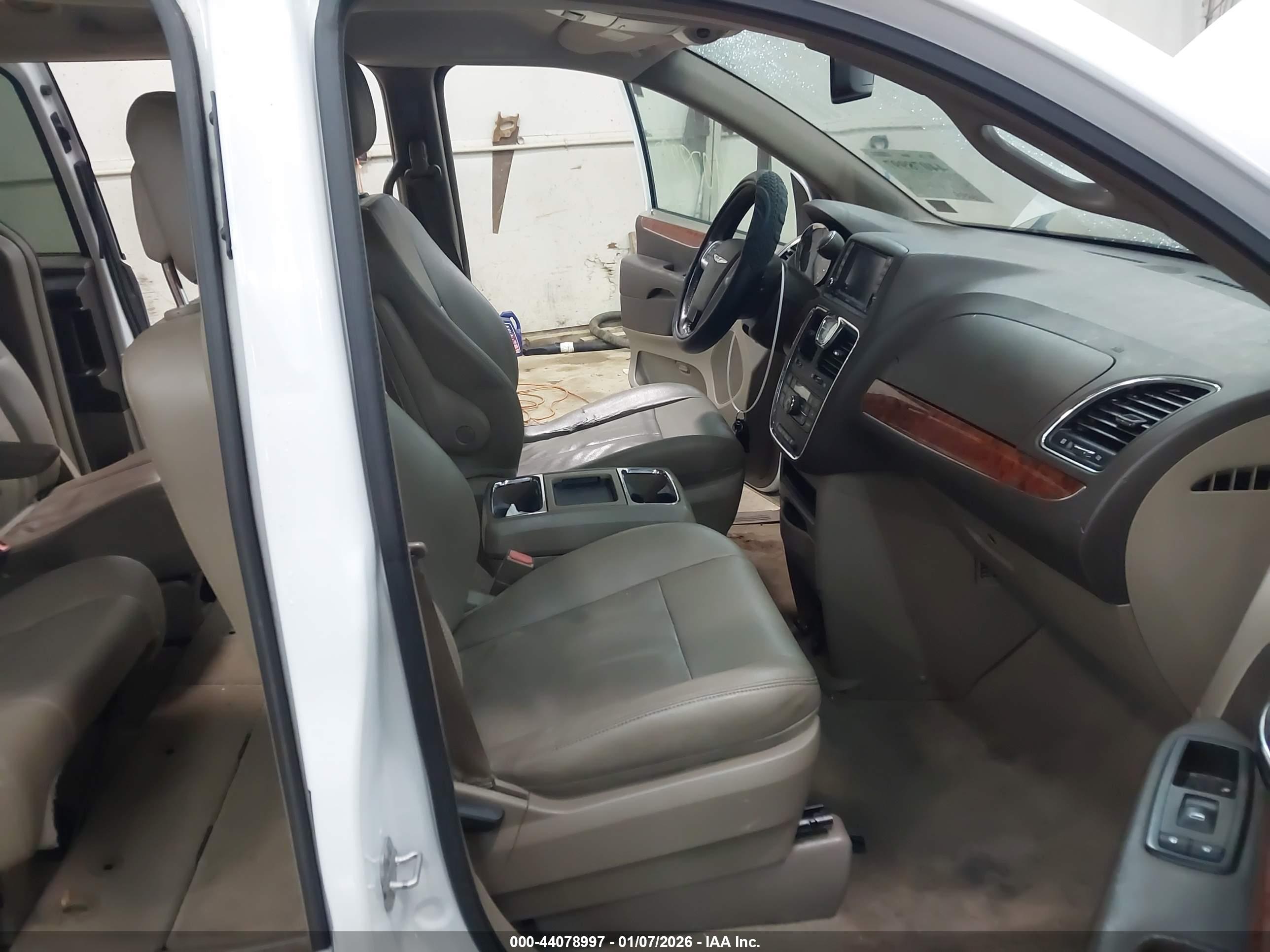 CHRYSLER TOWN image 5