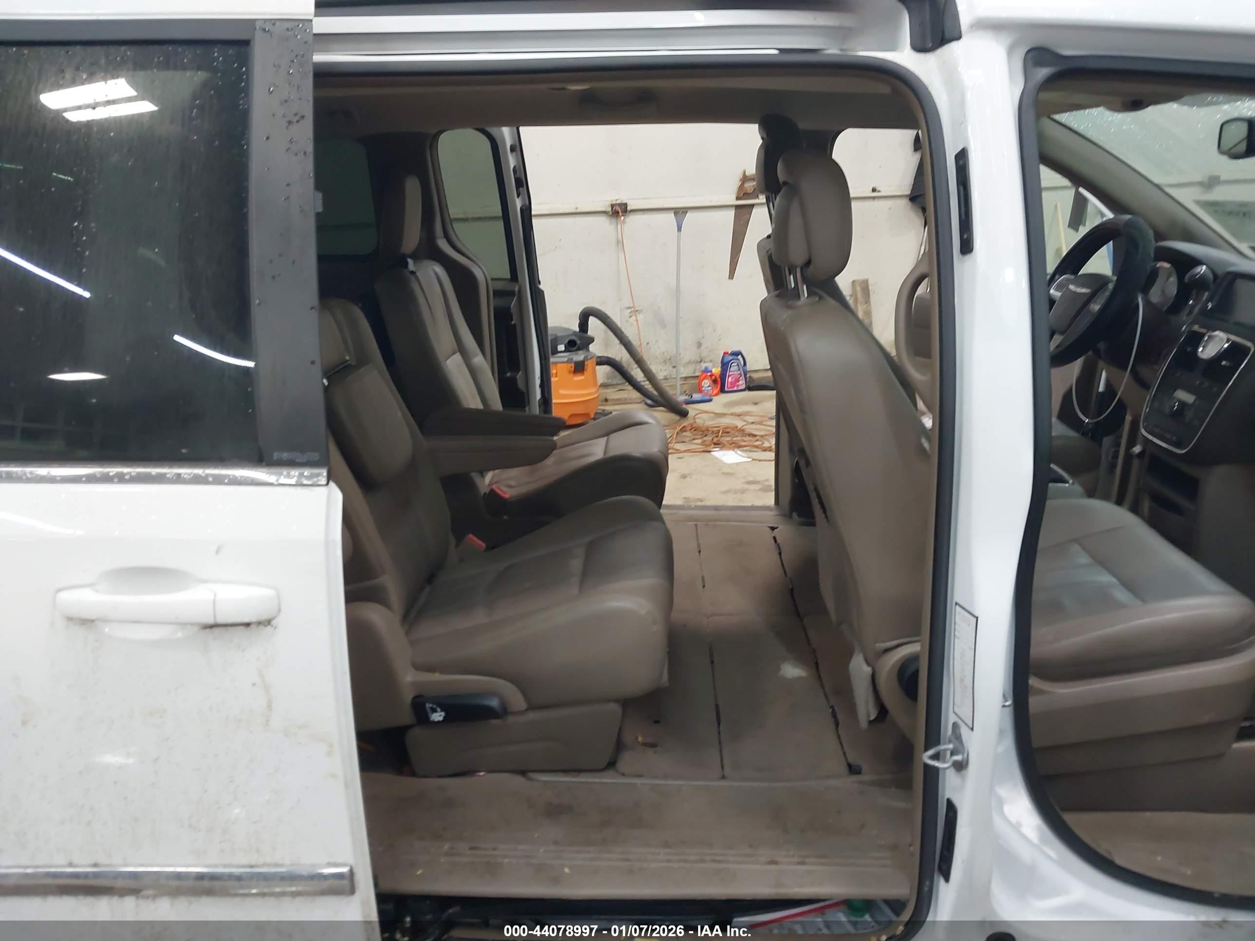 CHRYSLER TOWN image 8