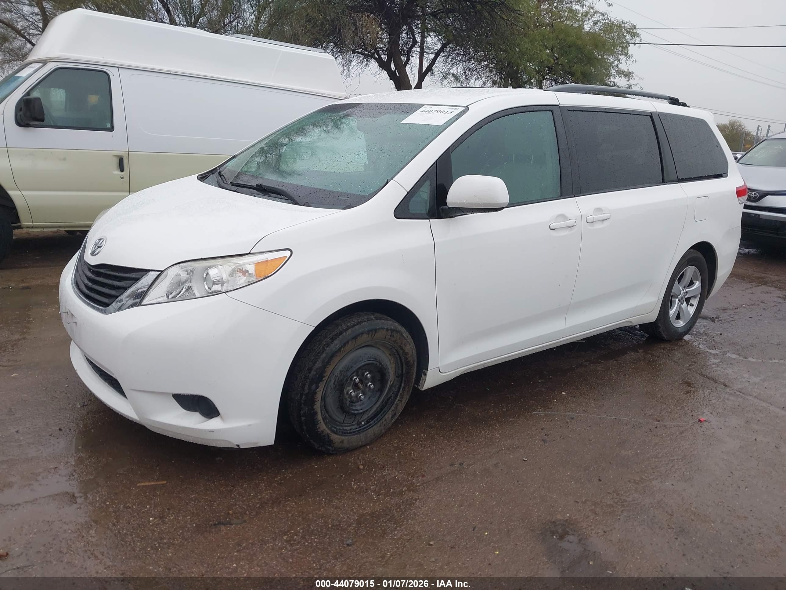 TOYOTA SIENNA image 2