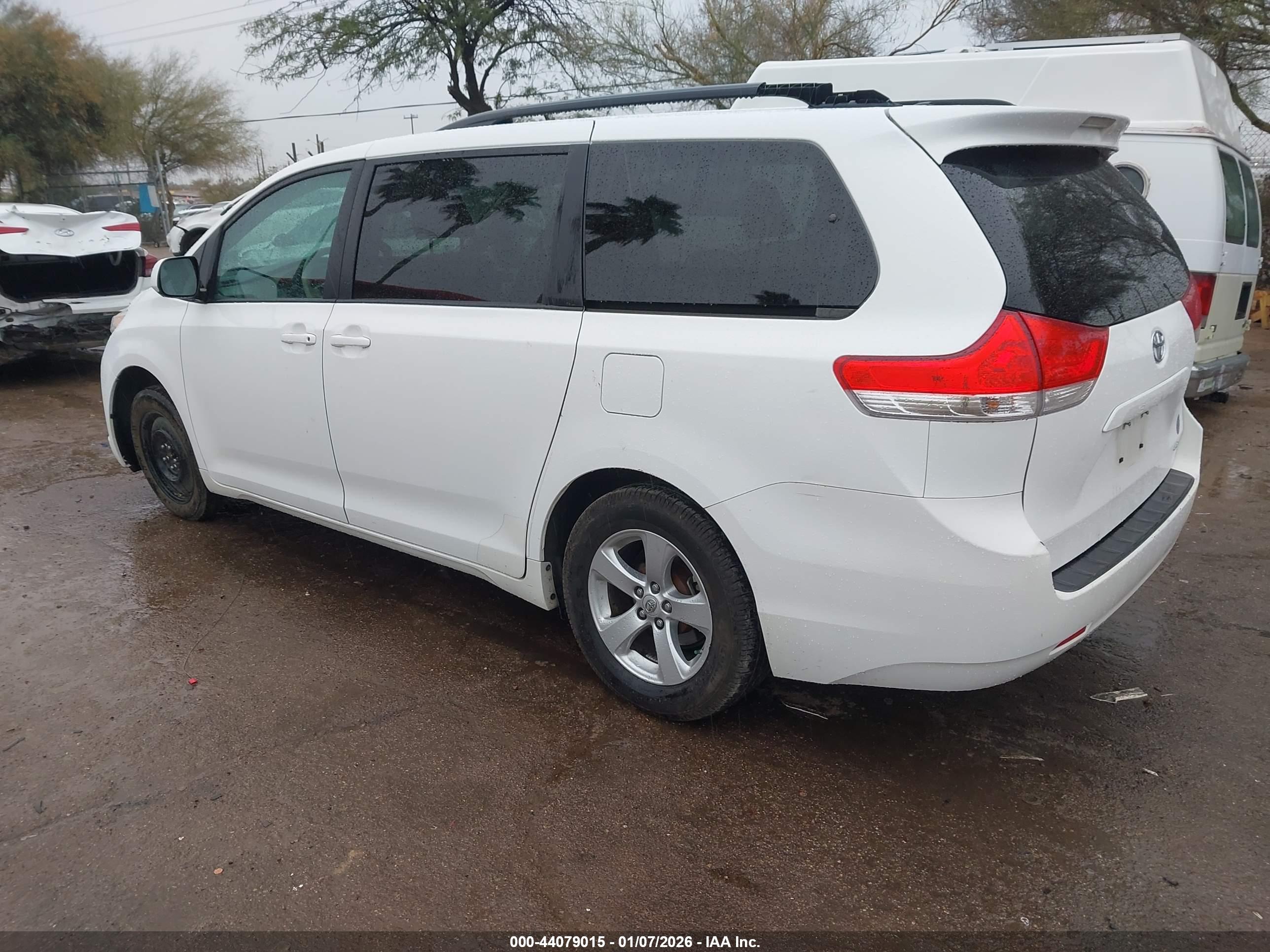 TOYOTA SIENNA image 3