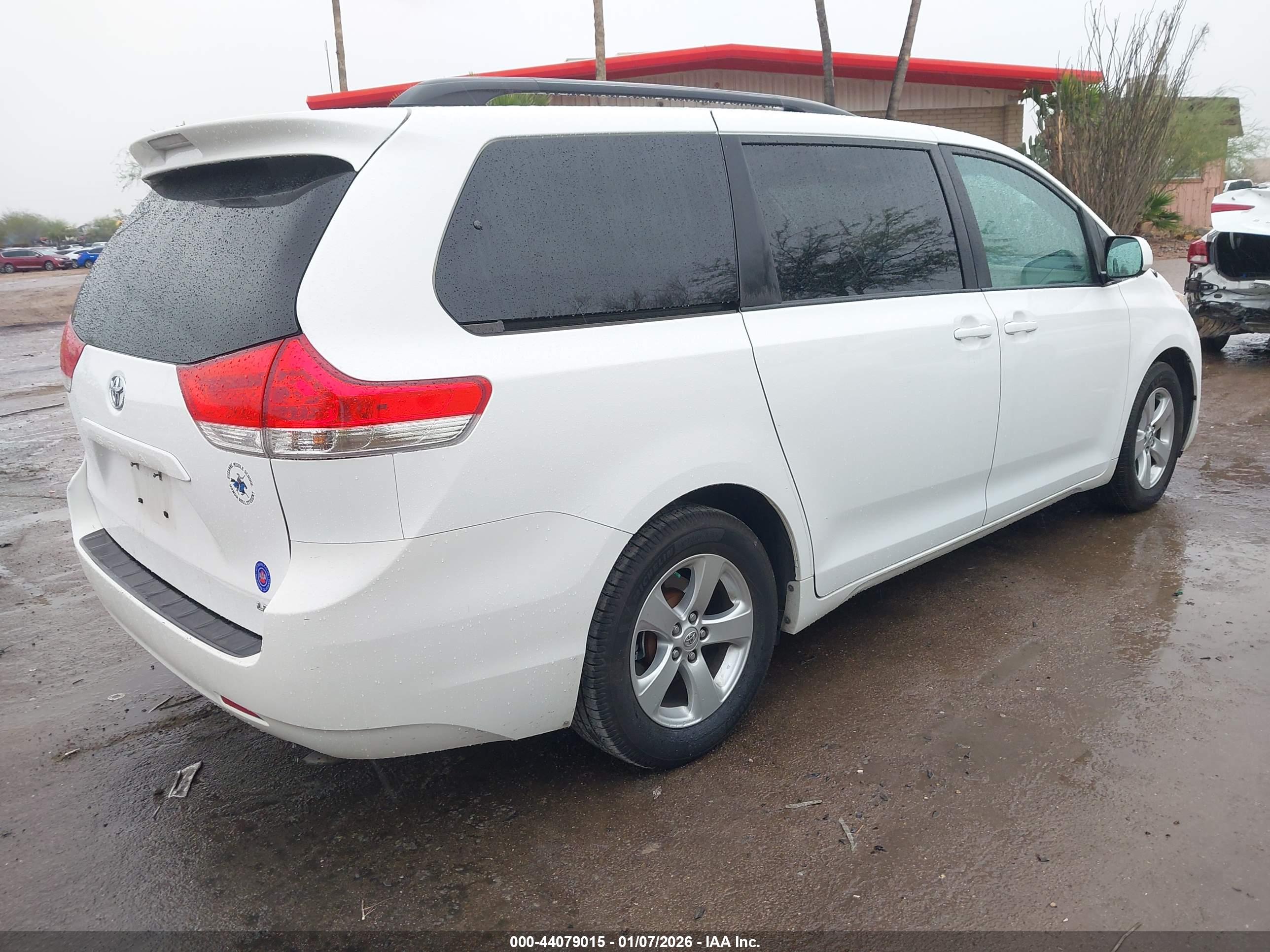 TOYOTA SIENNA image 4