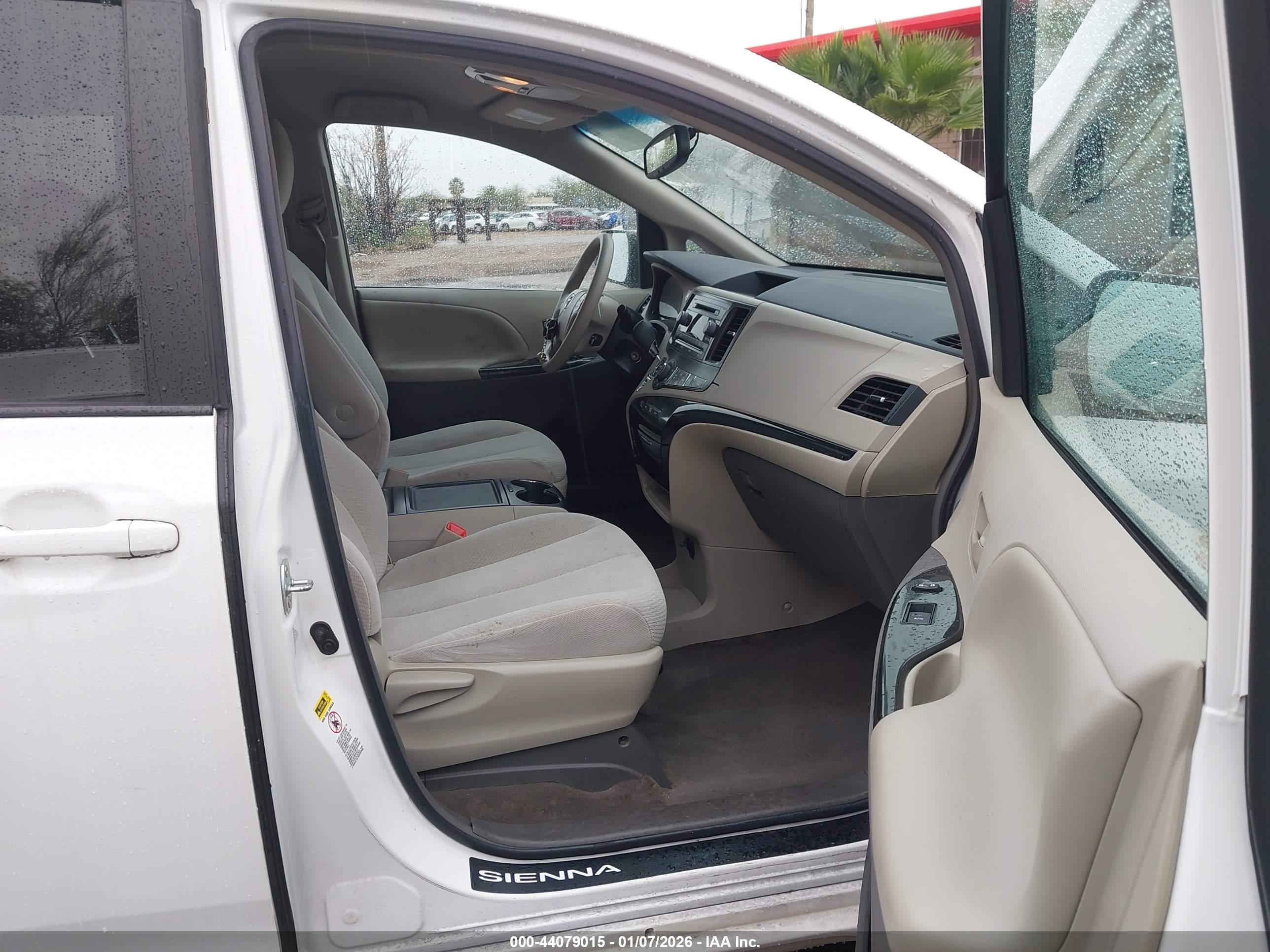 TOYOTA SIENNA image 5