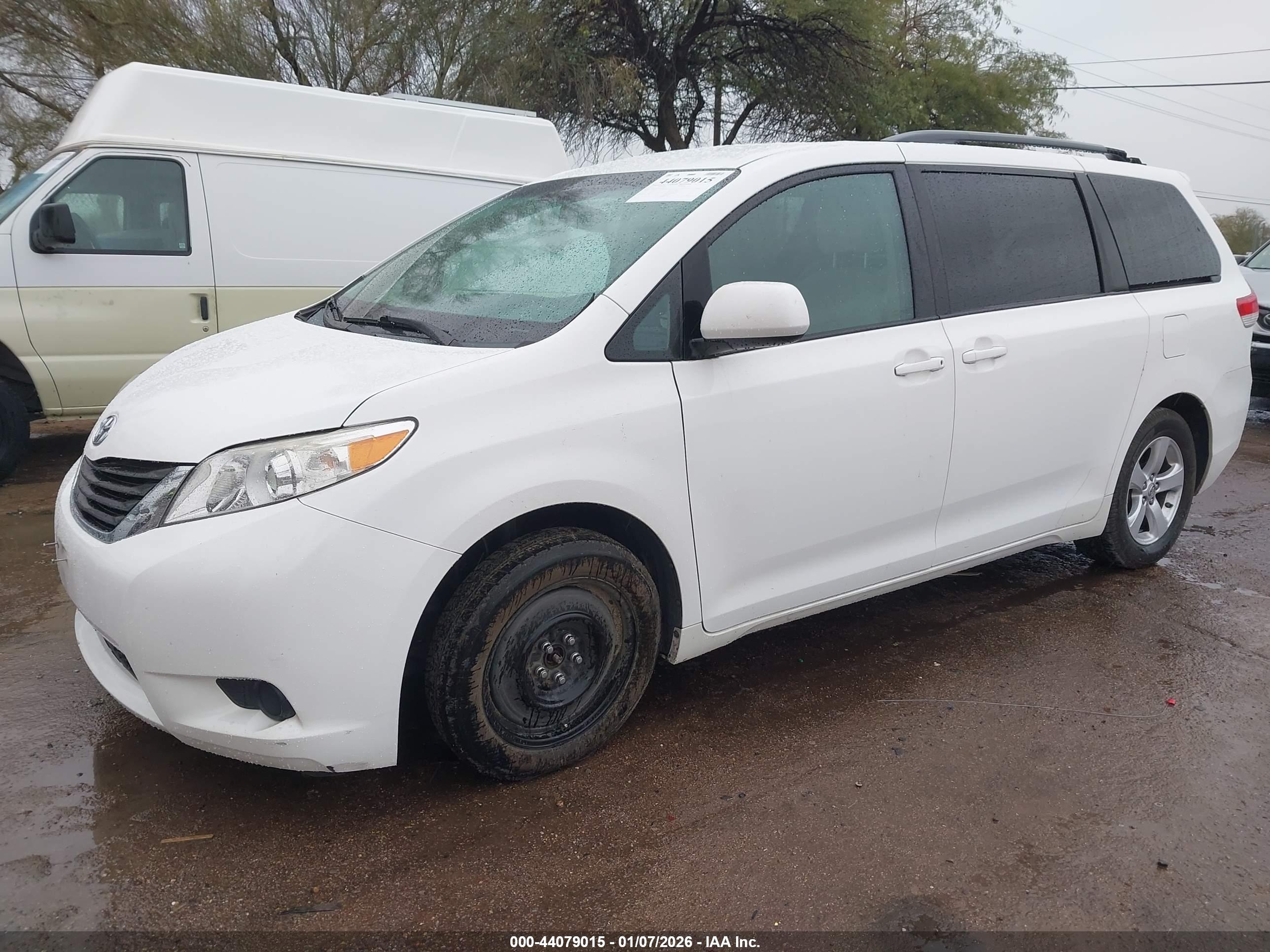 TOYOTA SIENNA image 6