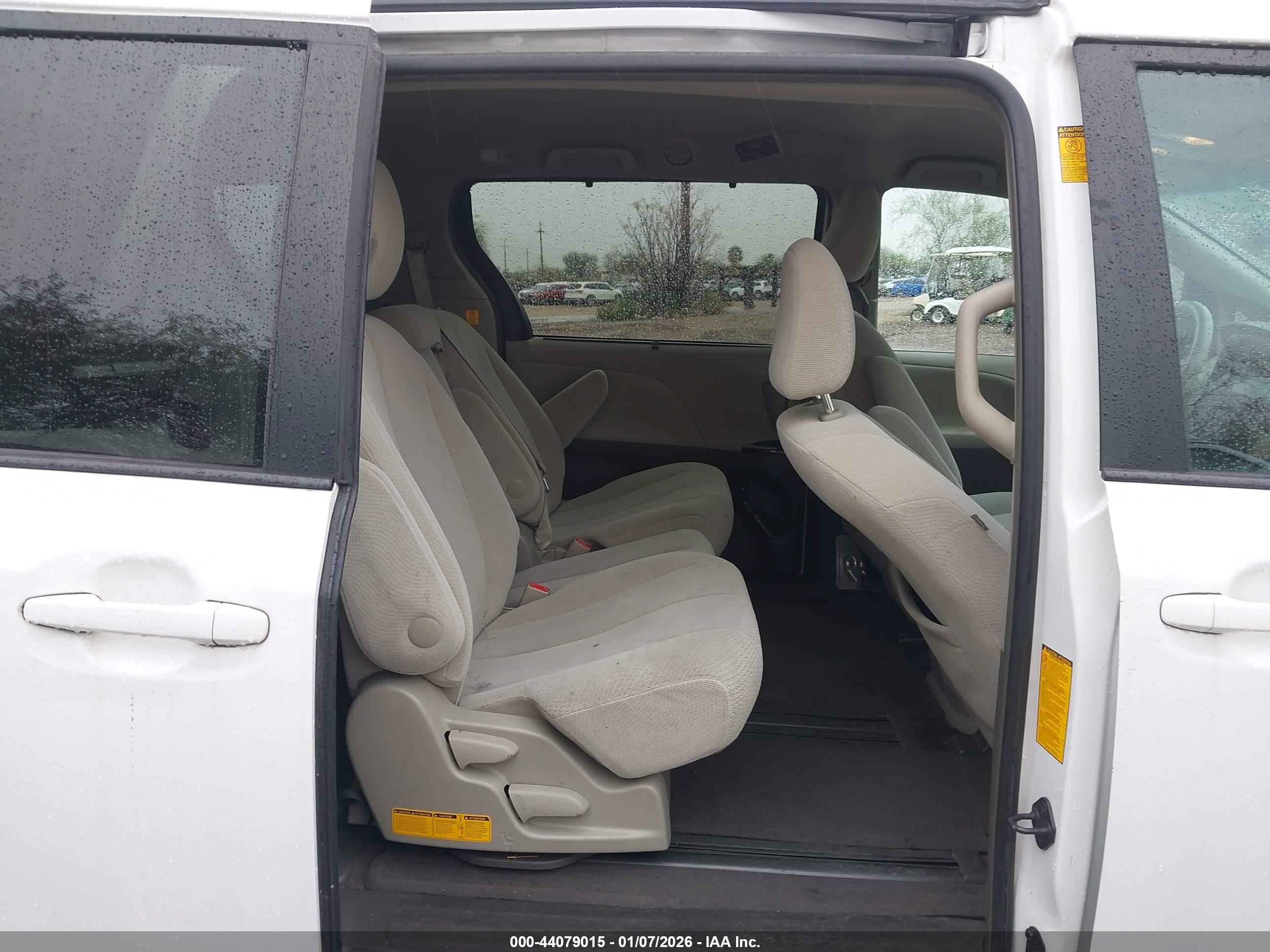TOYOTA SIENNA image 8