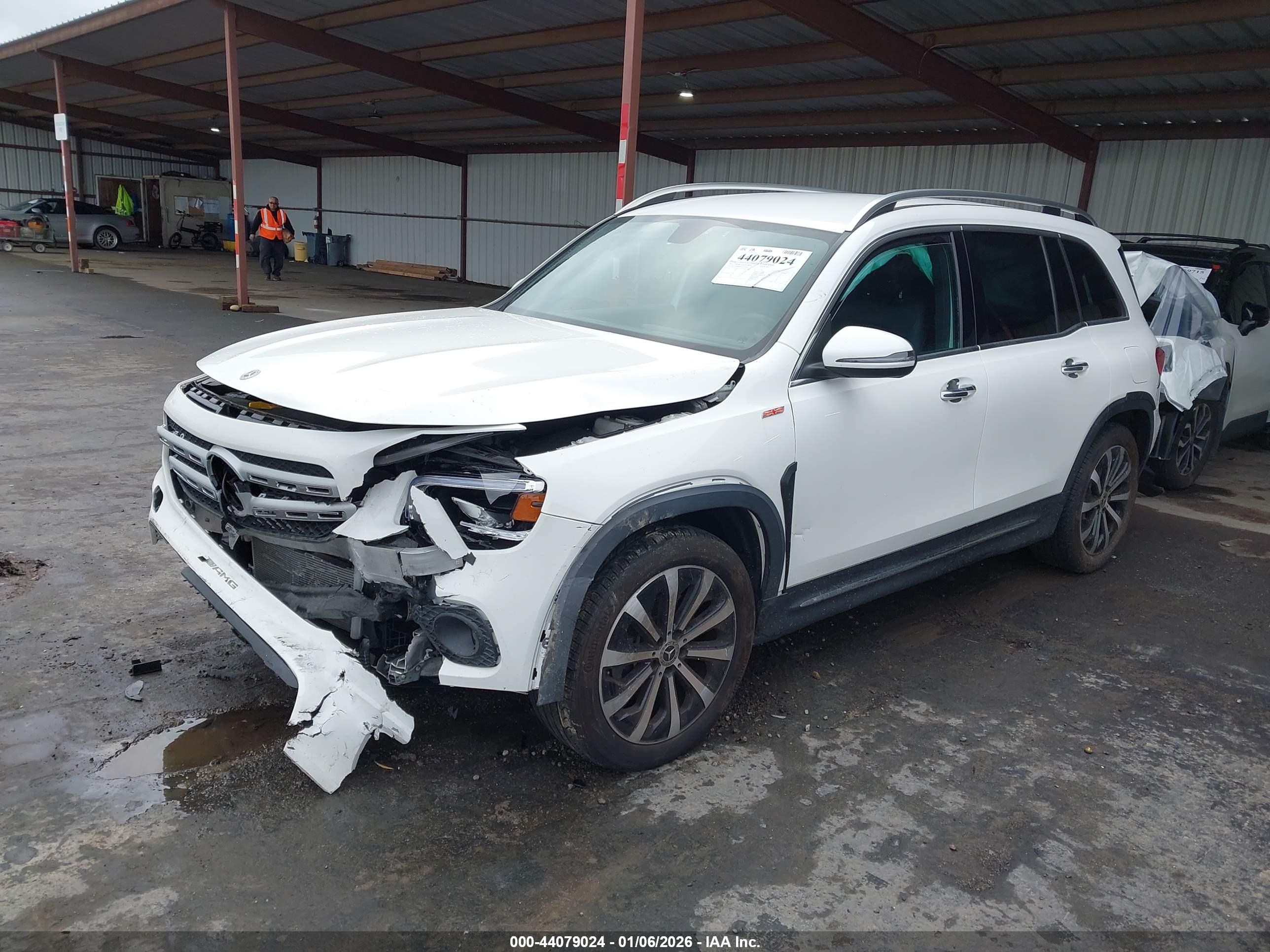 MERCEDES-BENZ GLB image 2