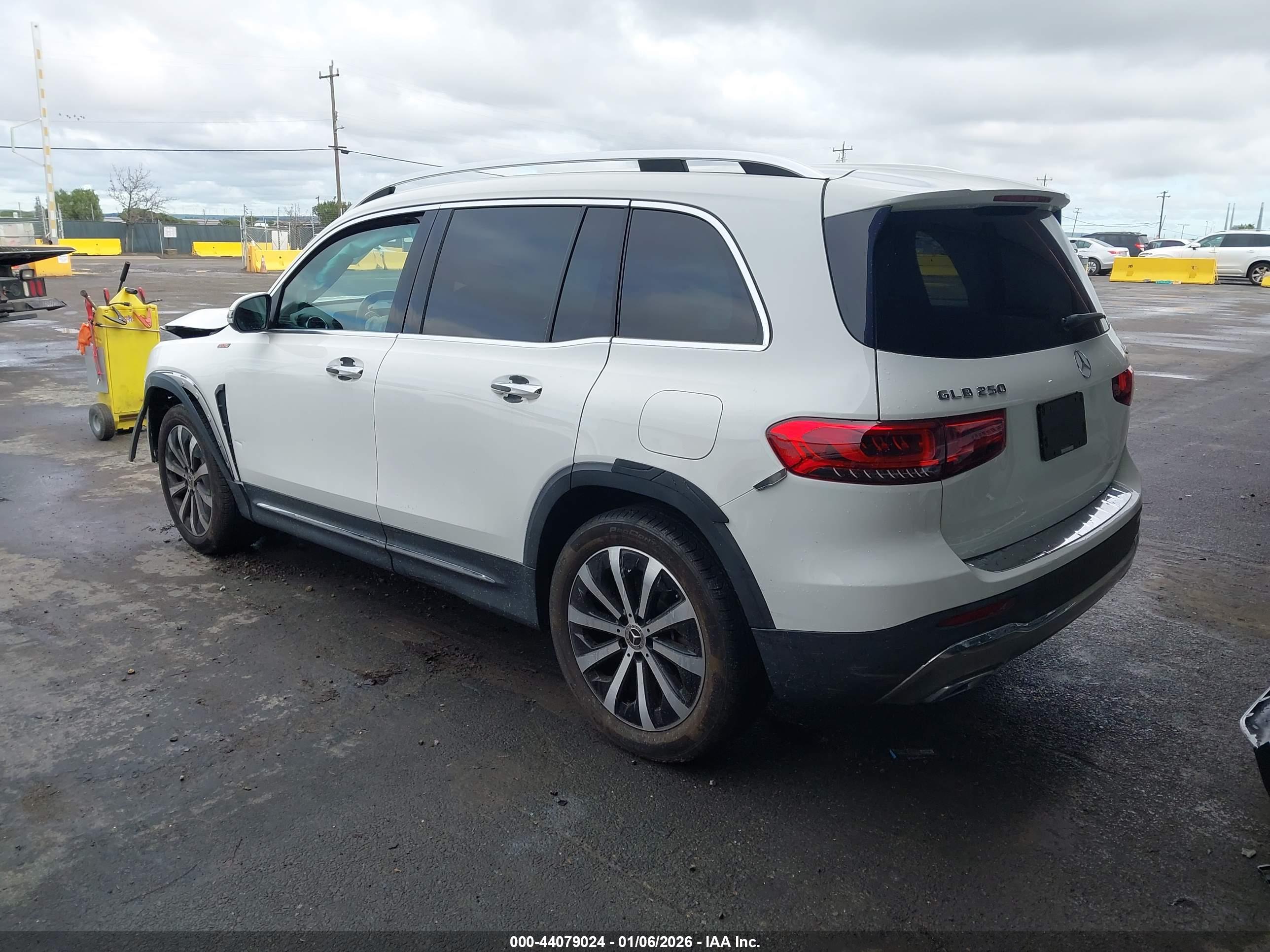 MERCEDES-BENZ GLB image 3