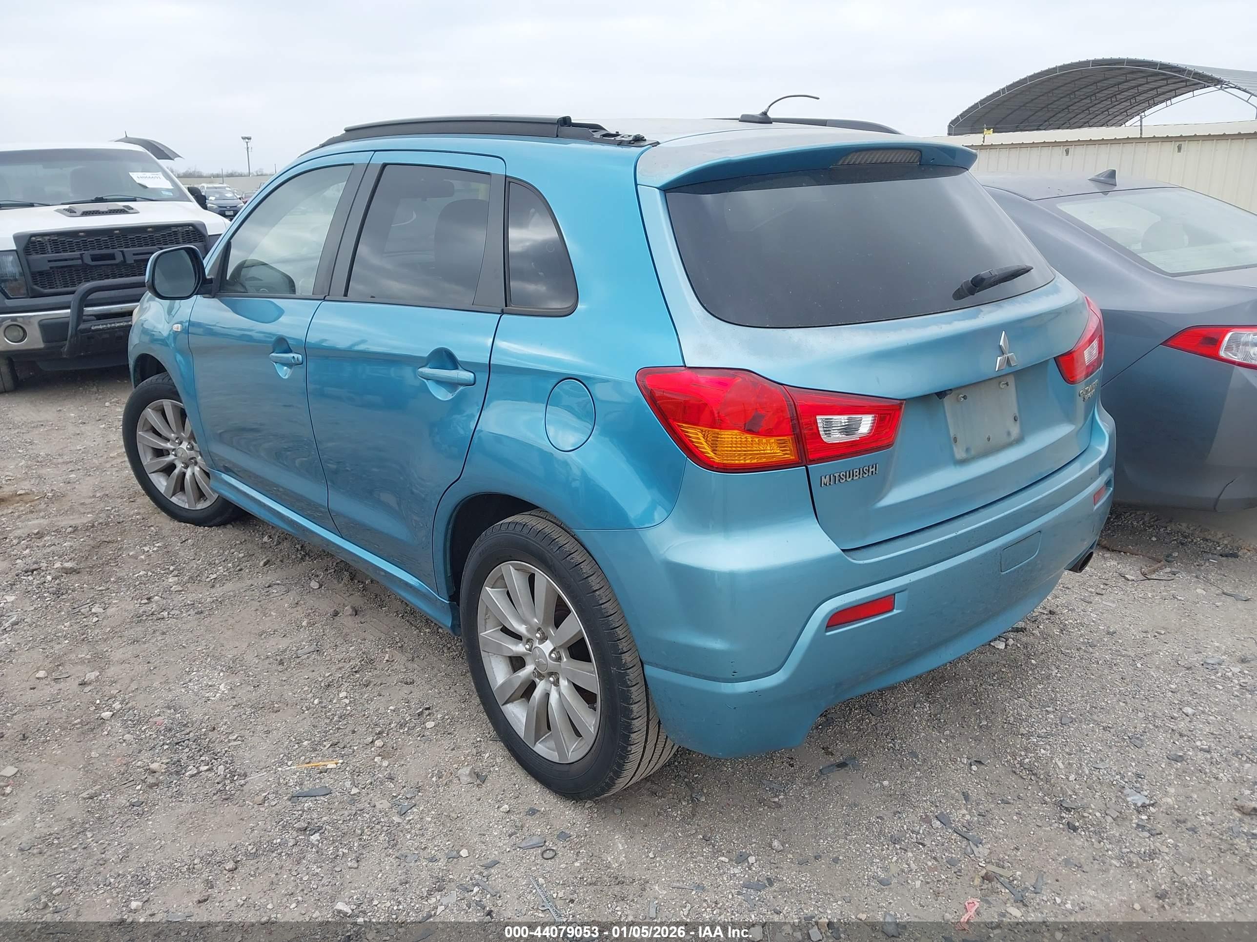 MITSUBISHI OUTLANDER image 3