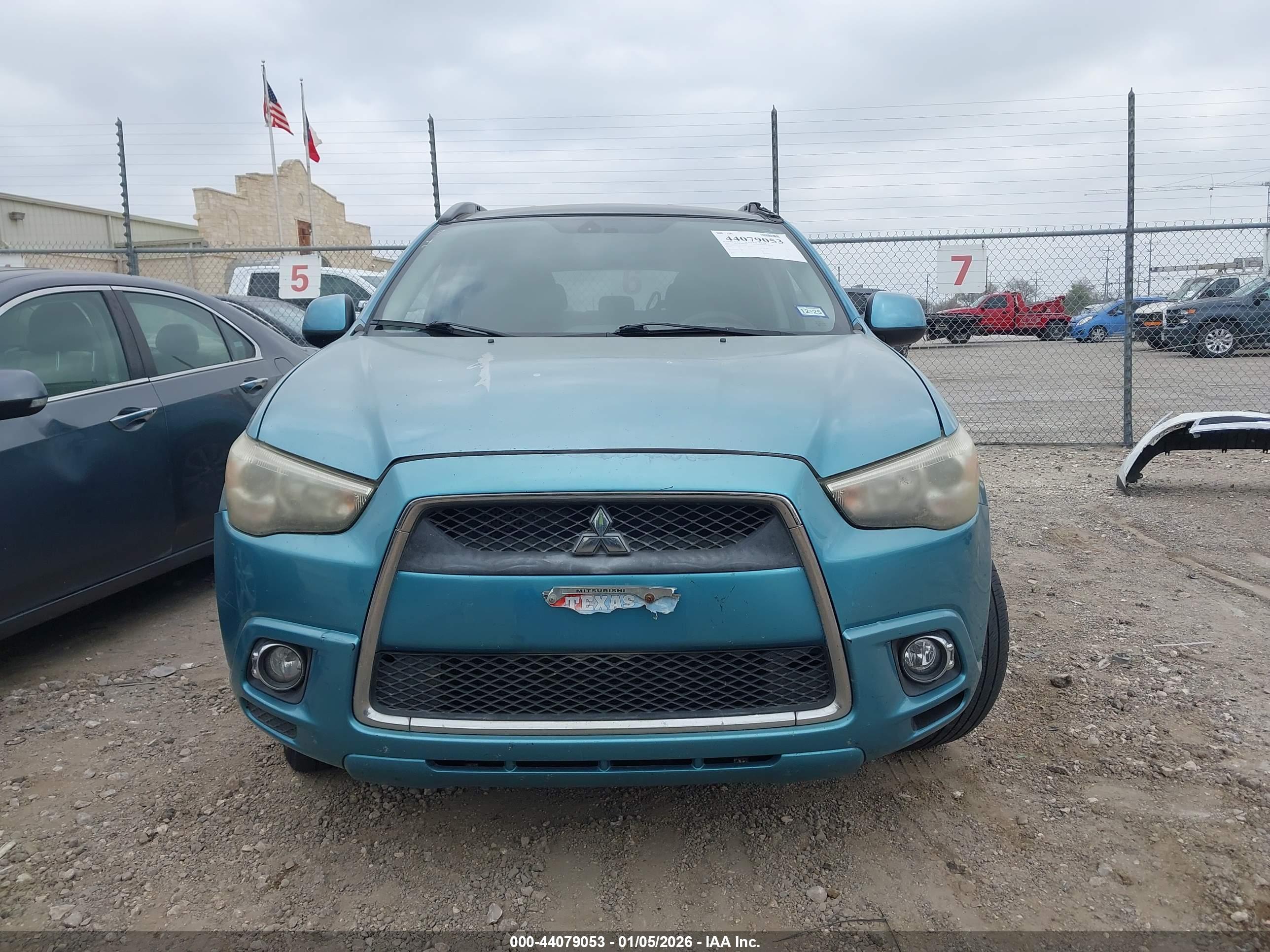 MITSUBISHI OUTLANDER image 6