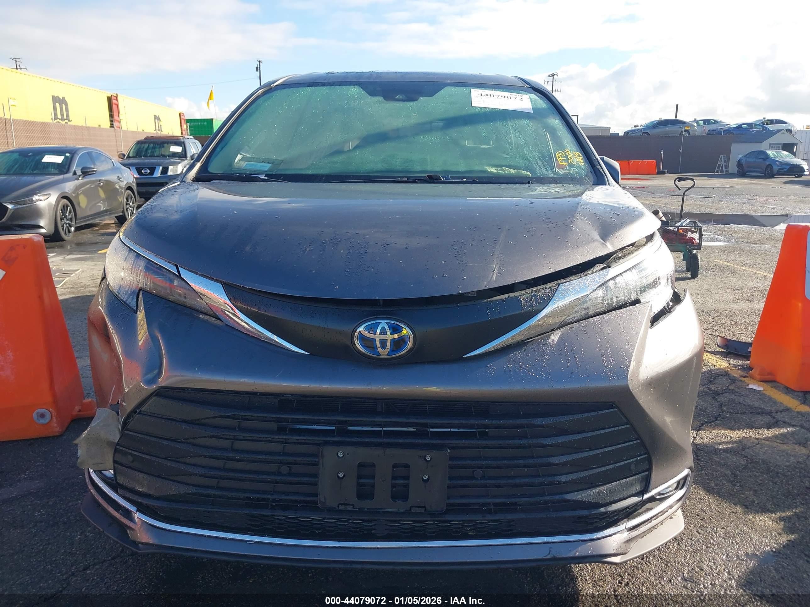 TOYOTA SIENNA image 10