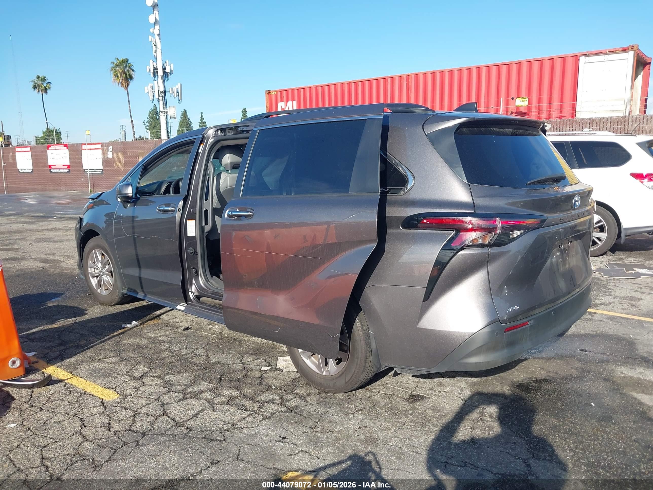 TOYOTA SIENNA image 3