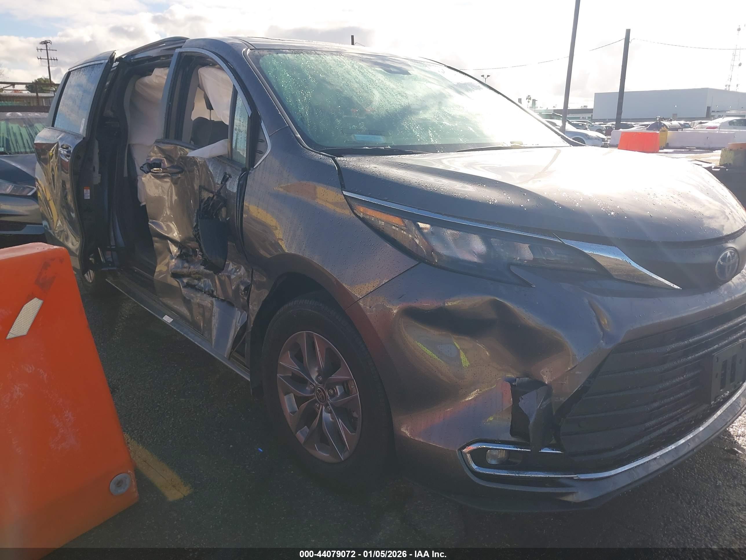 TOYOTA SIENNA image 6