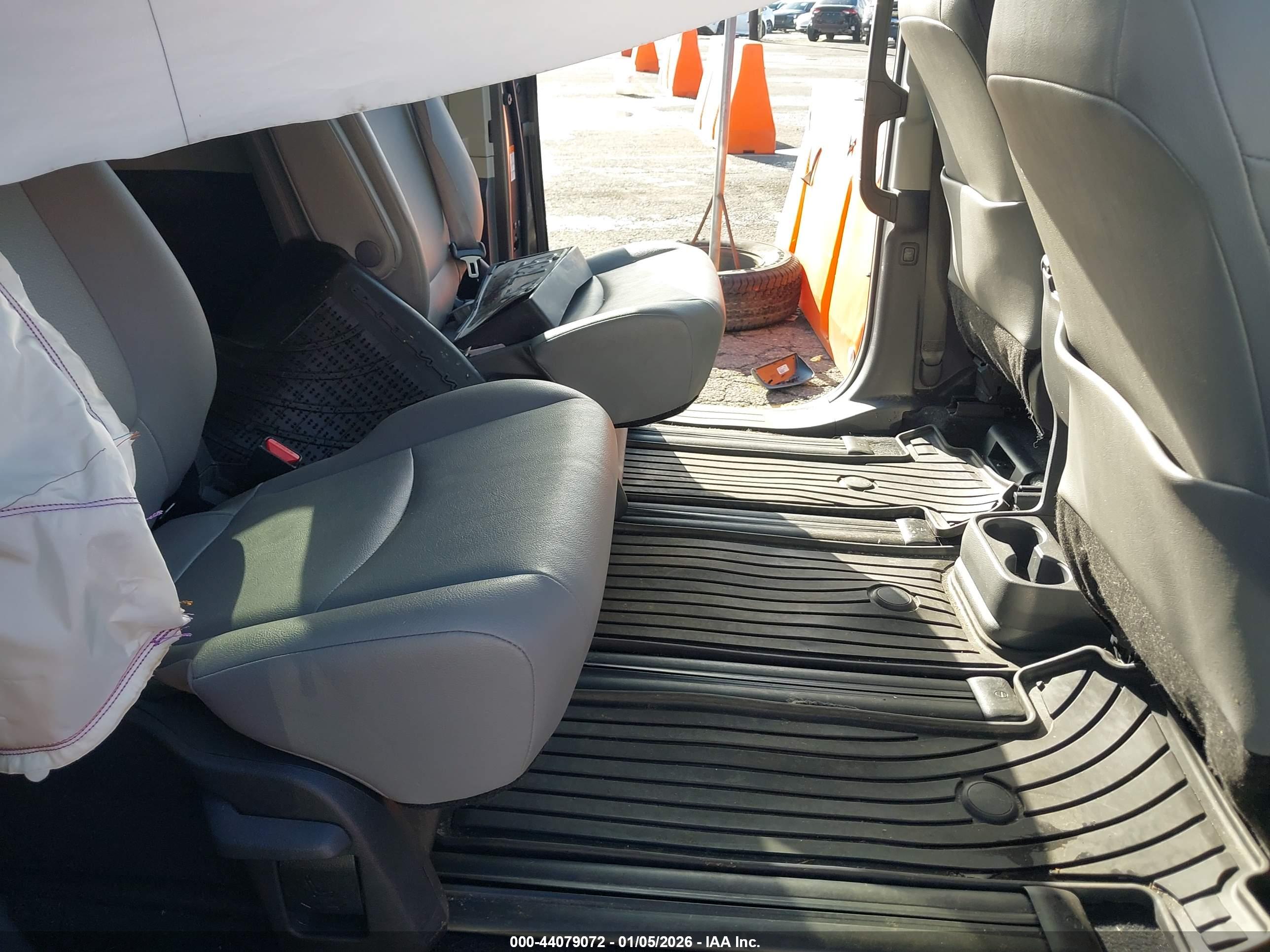TOYOTA SIENNA image 8