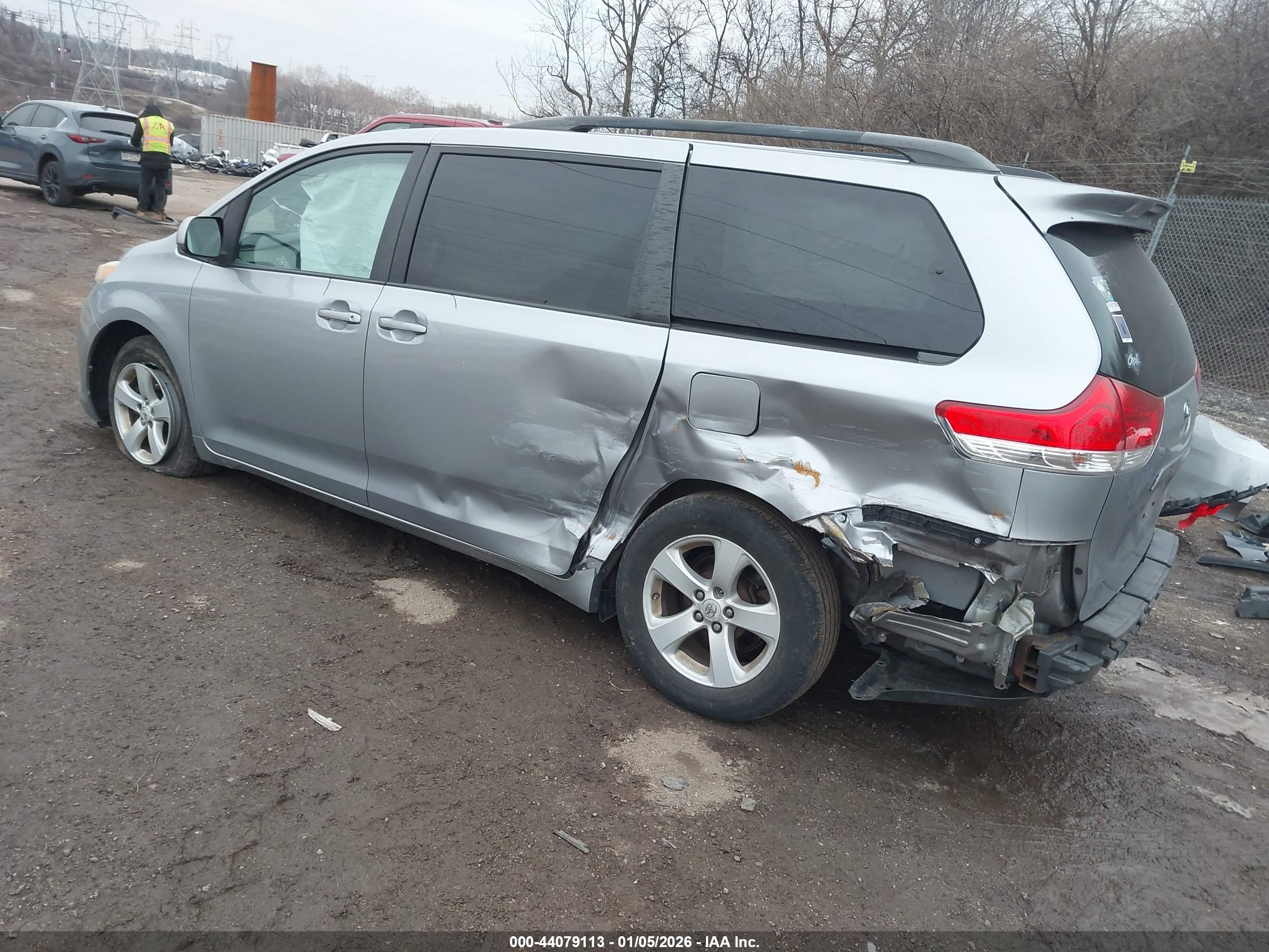 TOYOTA SIENNA image 3