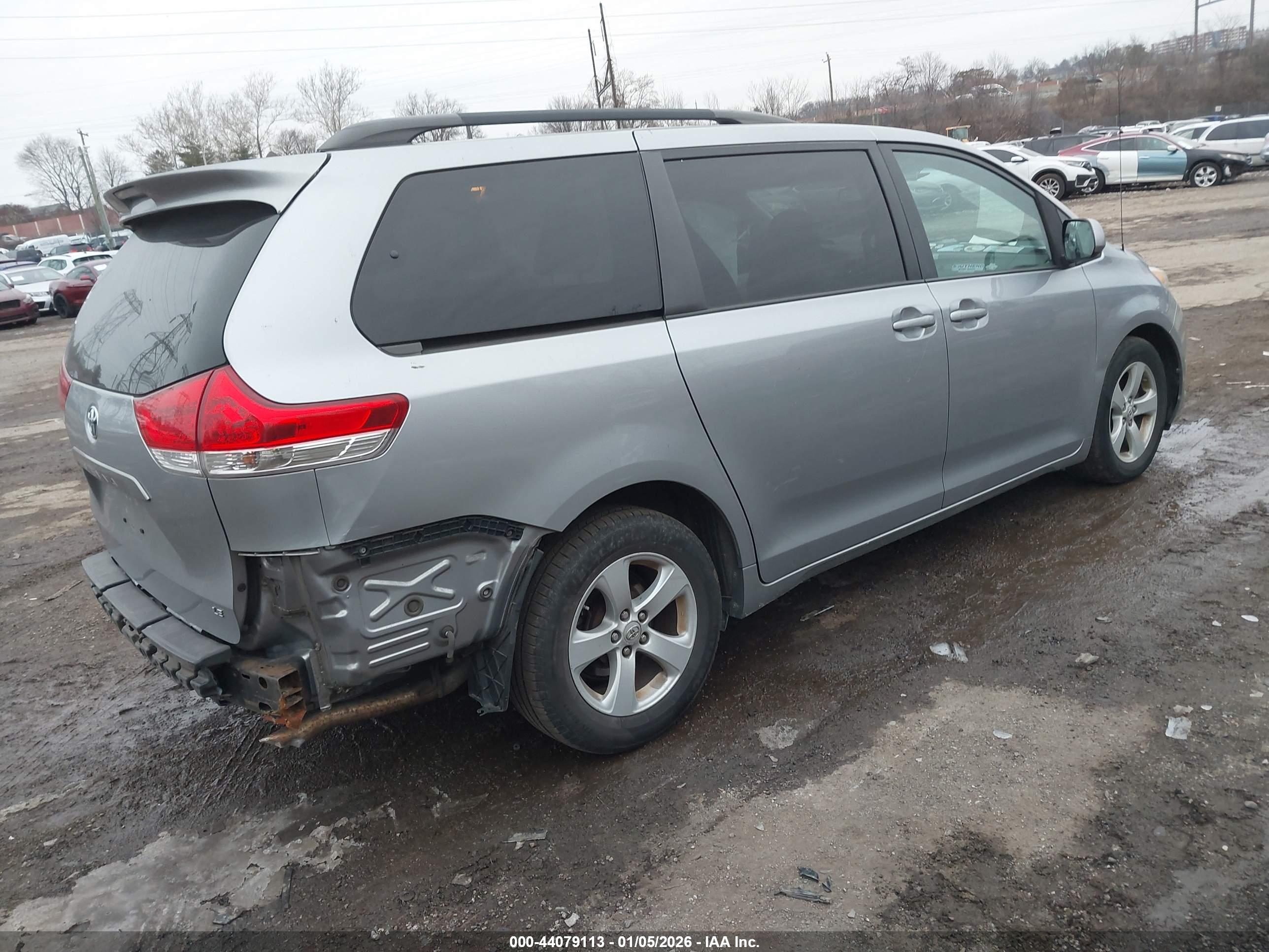 TOYOTA SIENNA image 4