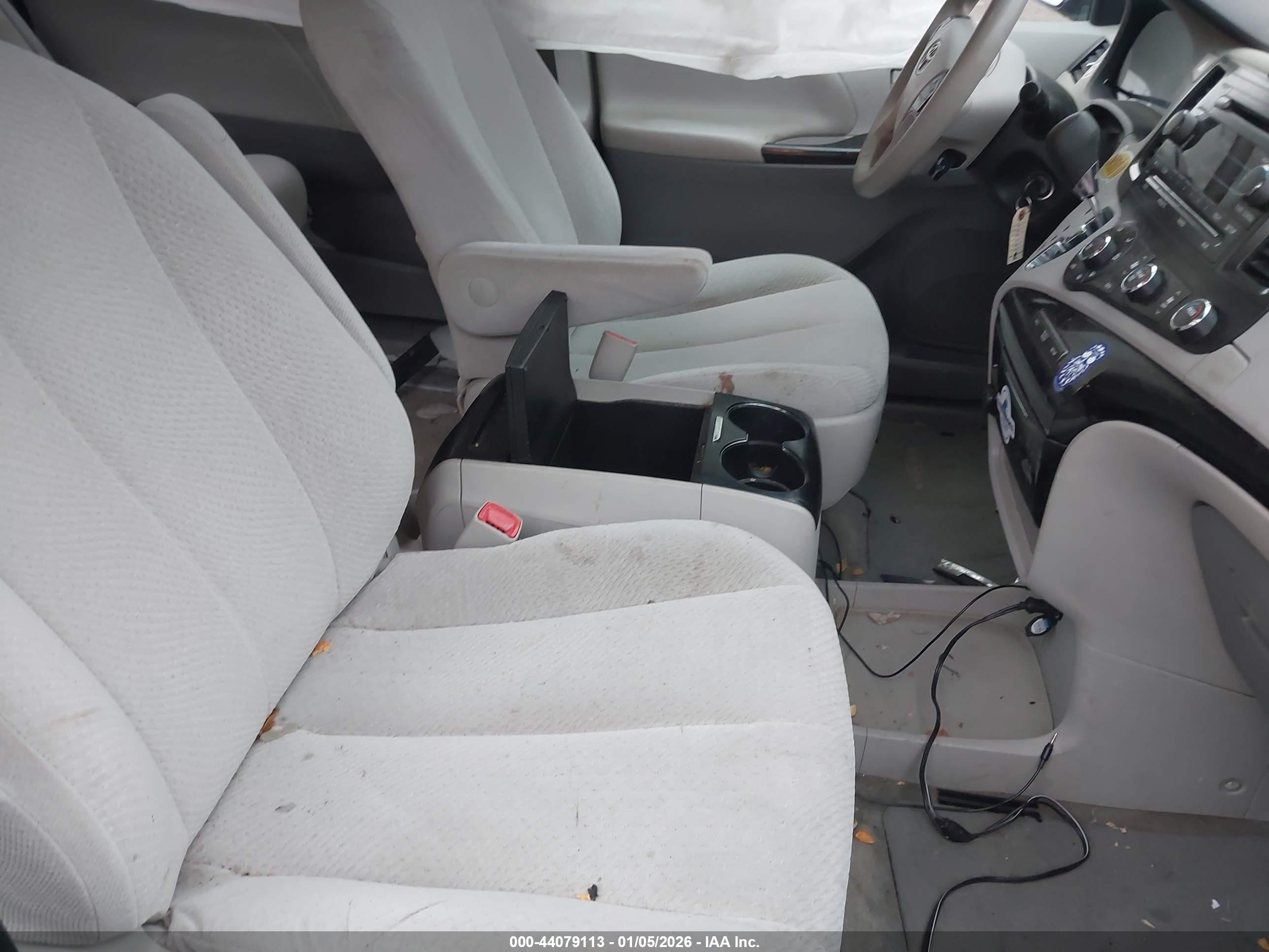 TOYOTA SIENNA image 5