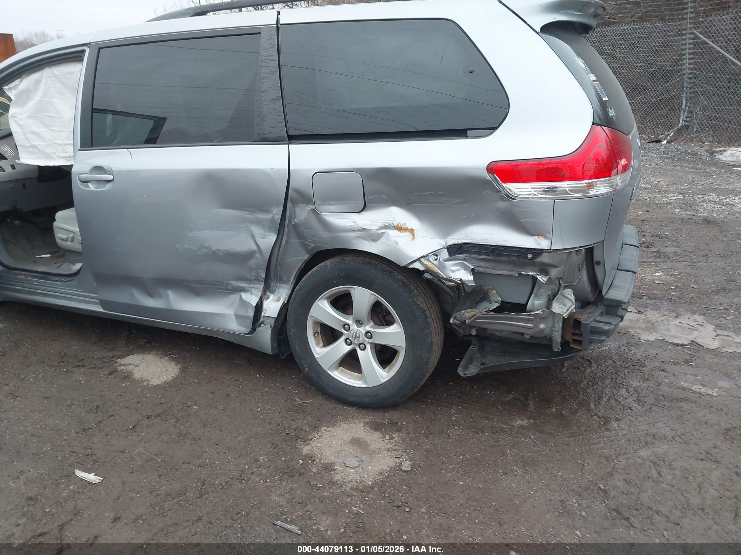 TOYOTA SIENNA image 6