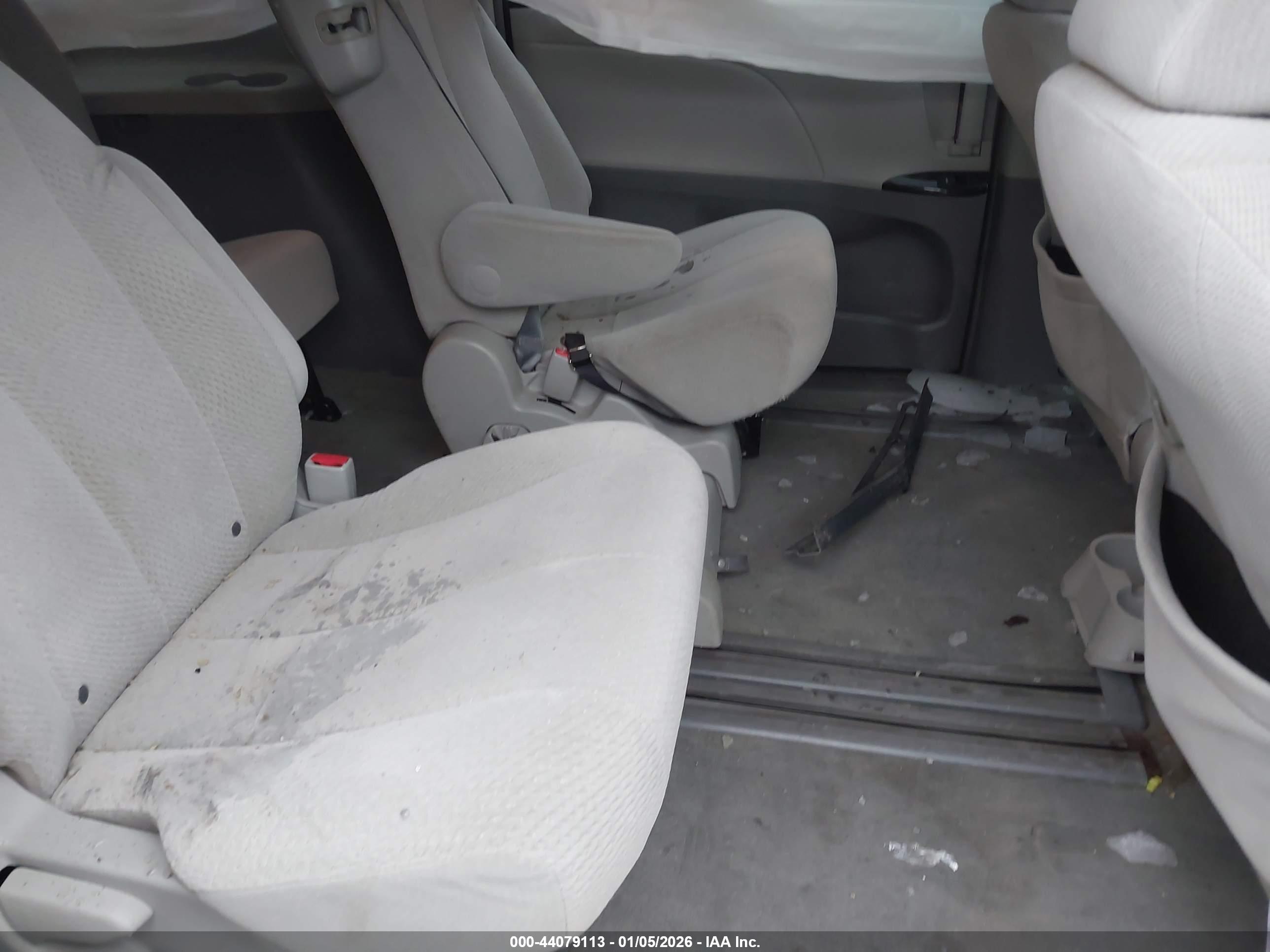 TOYOTA SIENNA image 8