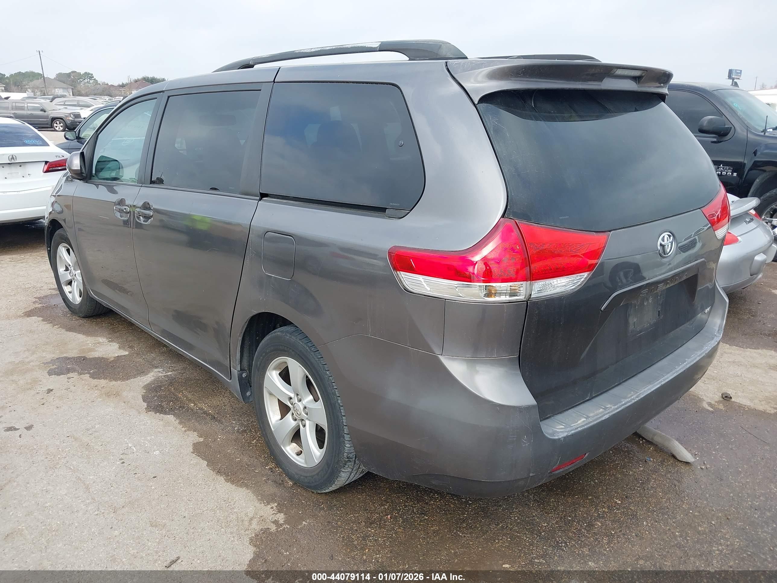 TOYOTA SIENNA image 3