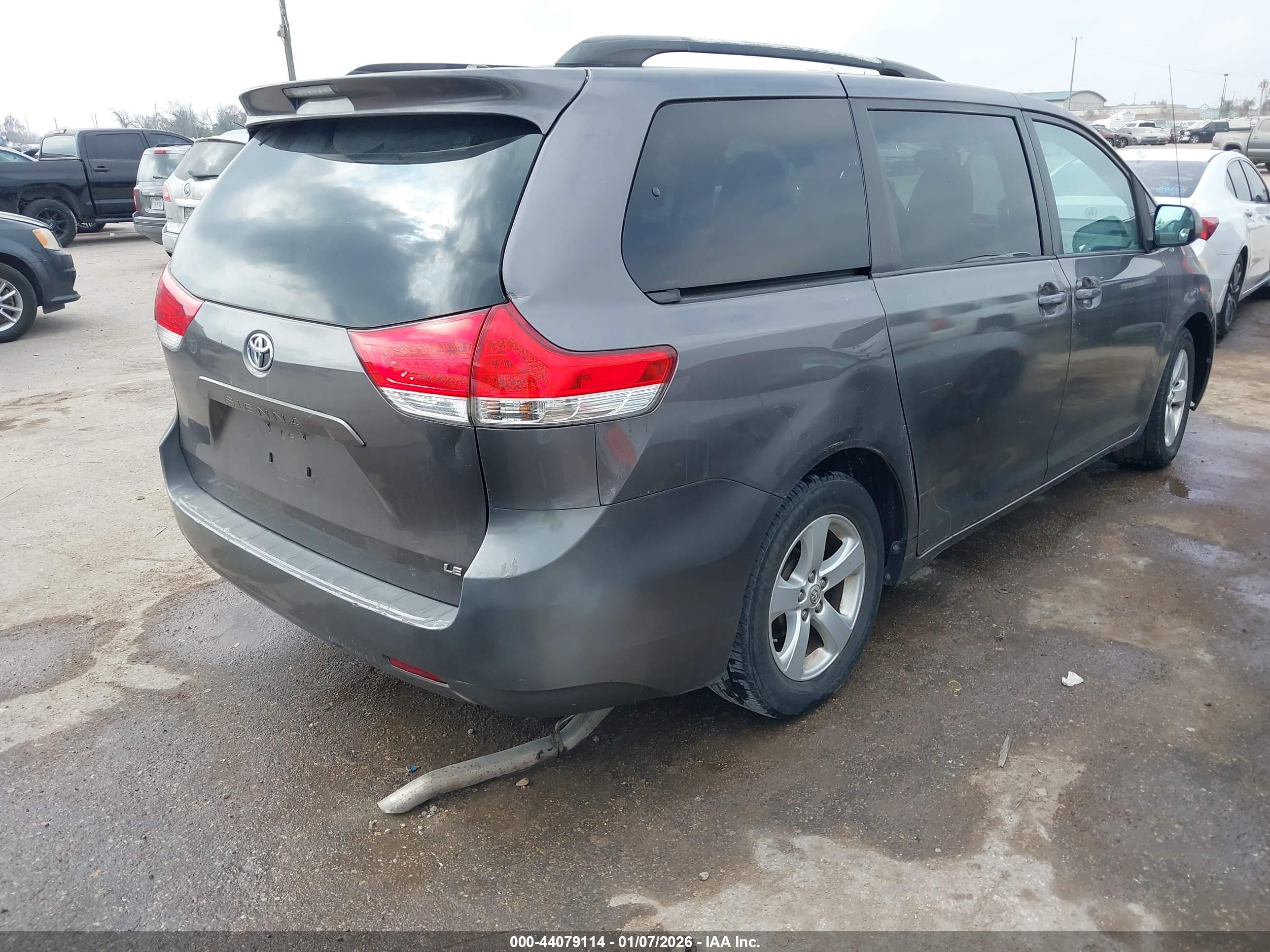 TOYOTA SIENNA image 4