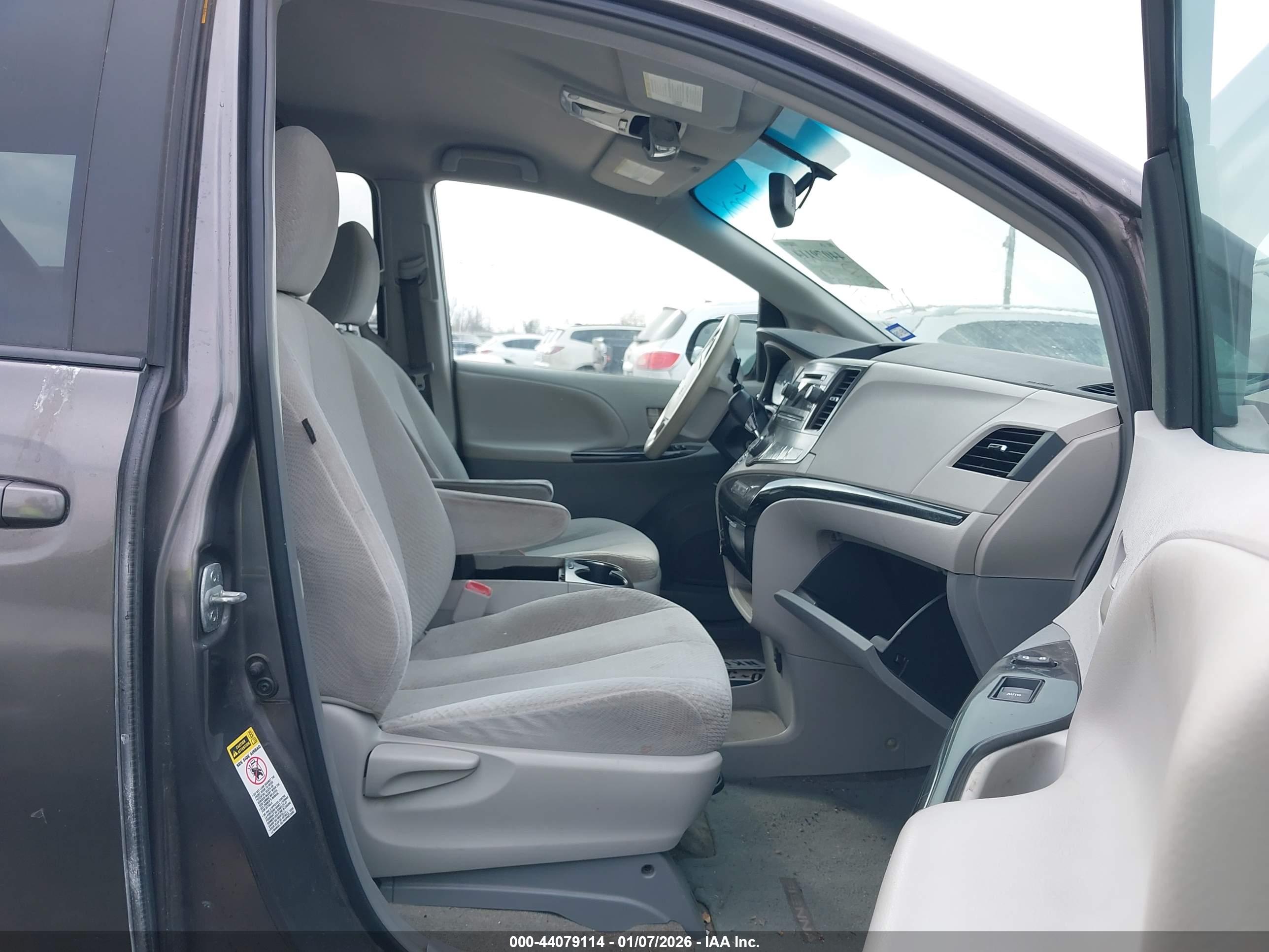 TOYOTA SIENNA image 5