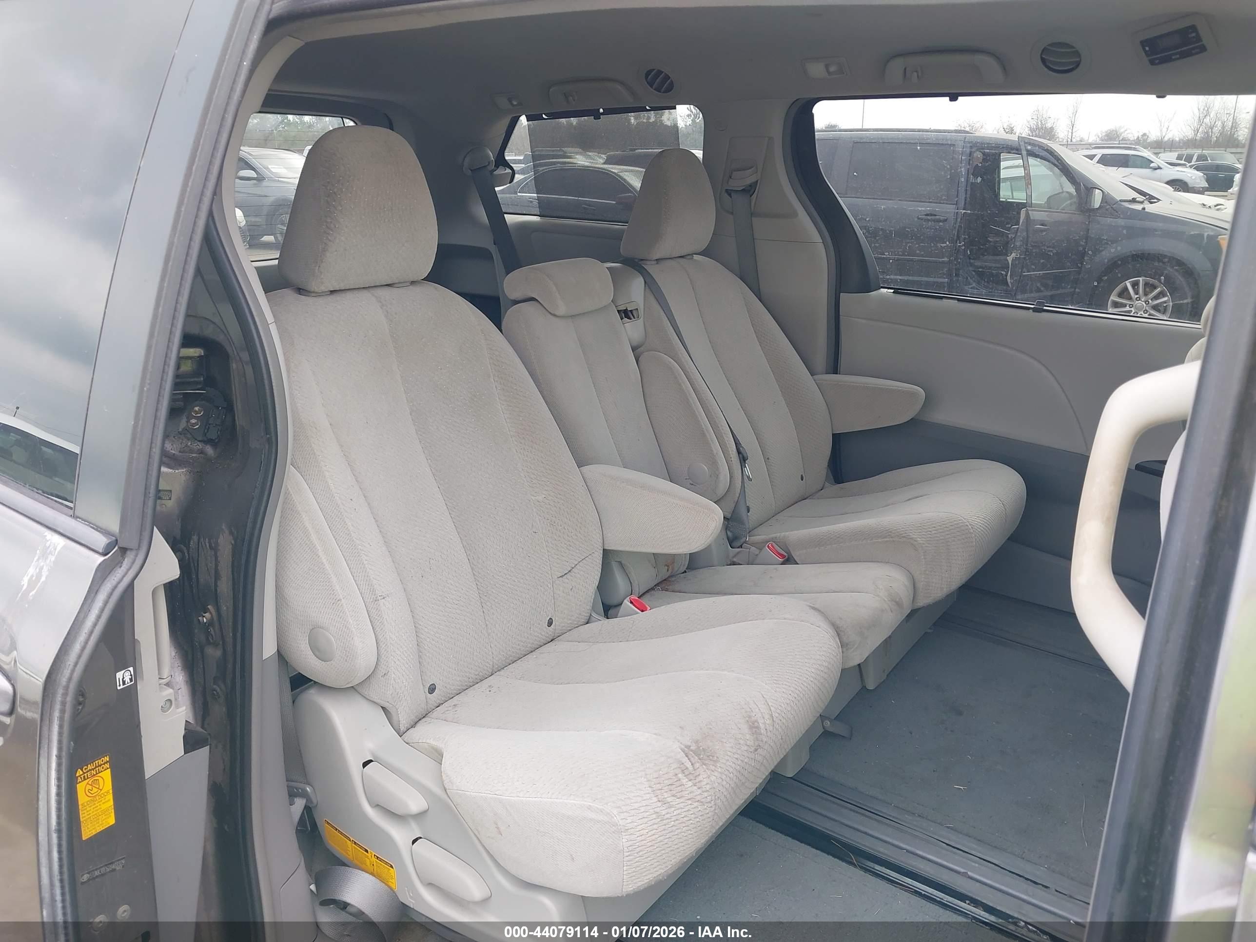 TOYOTA SIENNA image 8