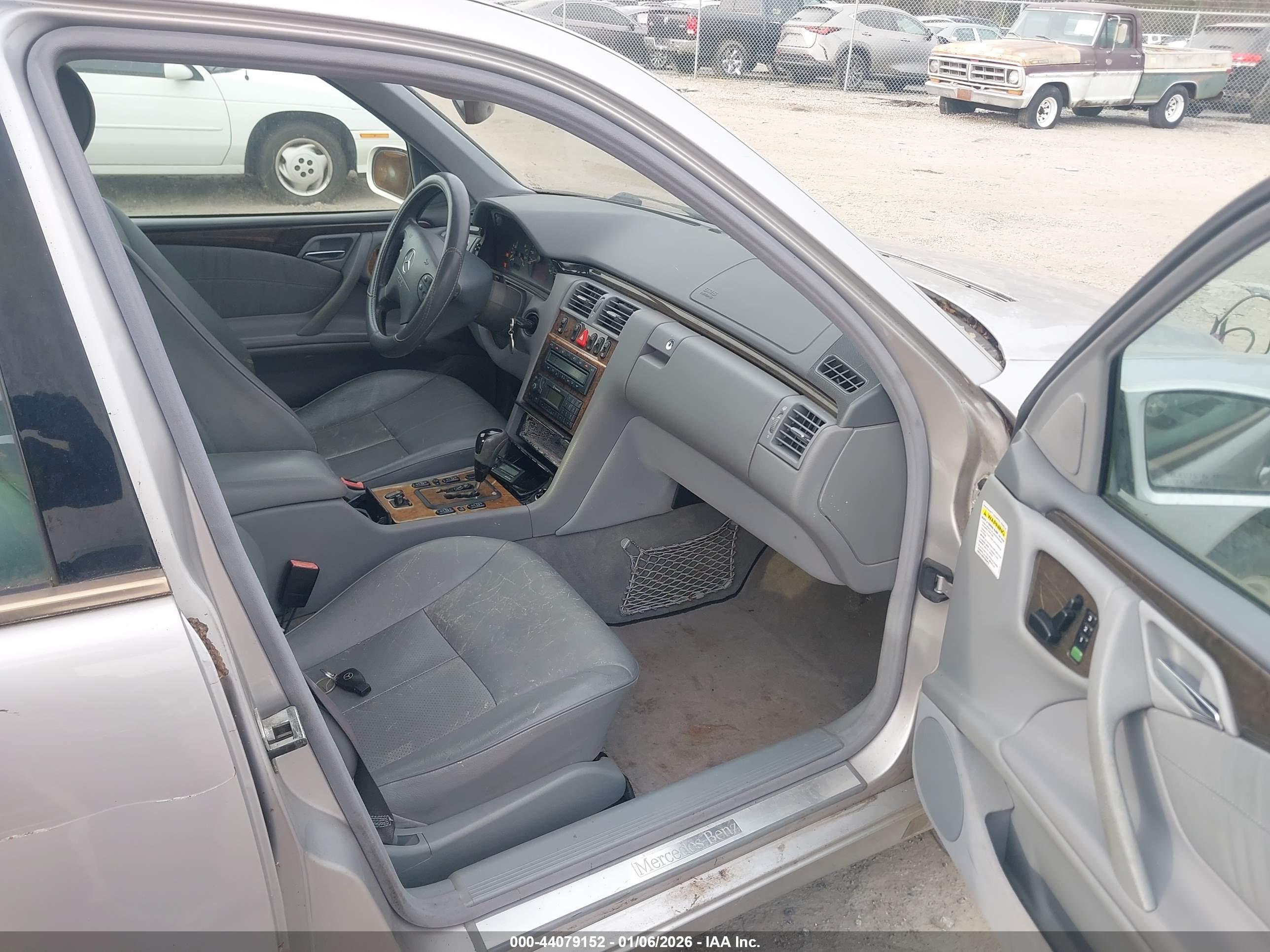 MERCEDES-BENZ E image 5