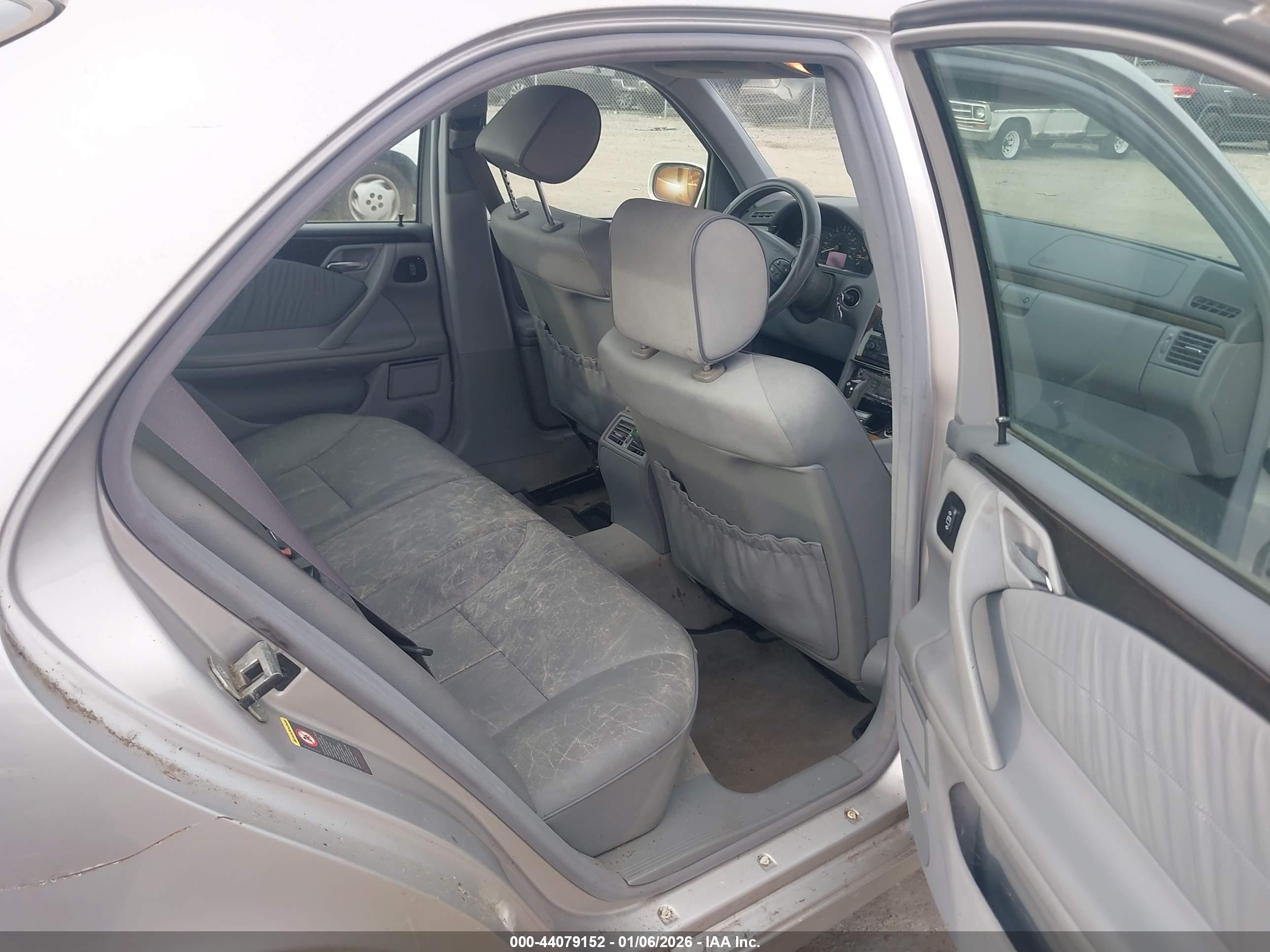 MERCEDES-BENZ E image 8