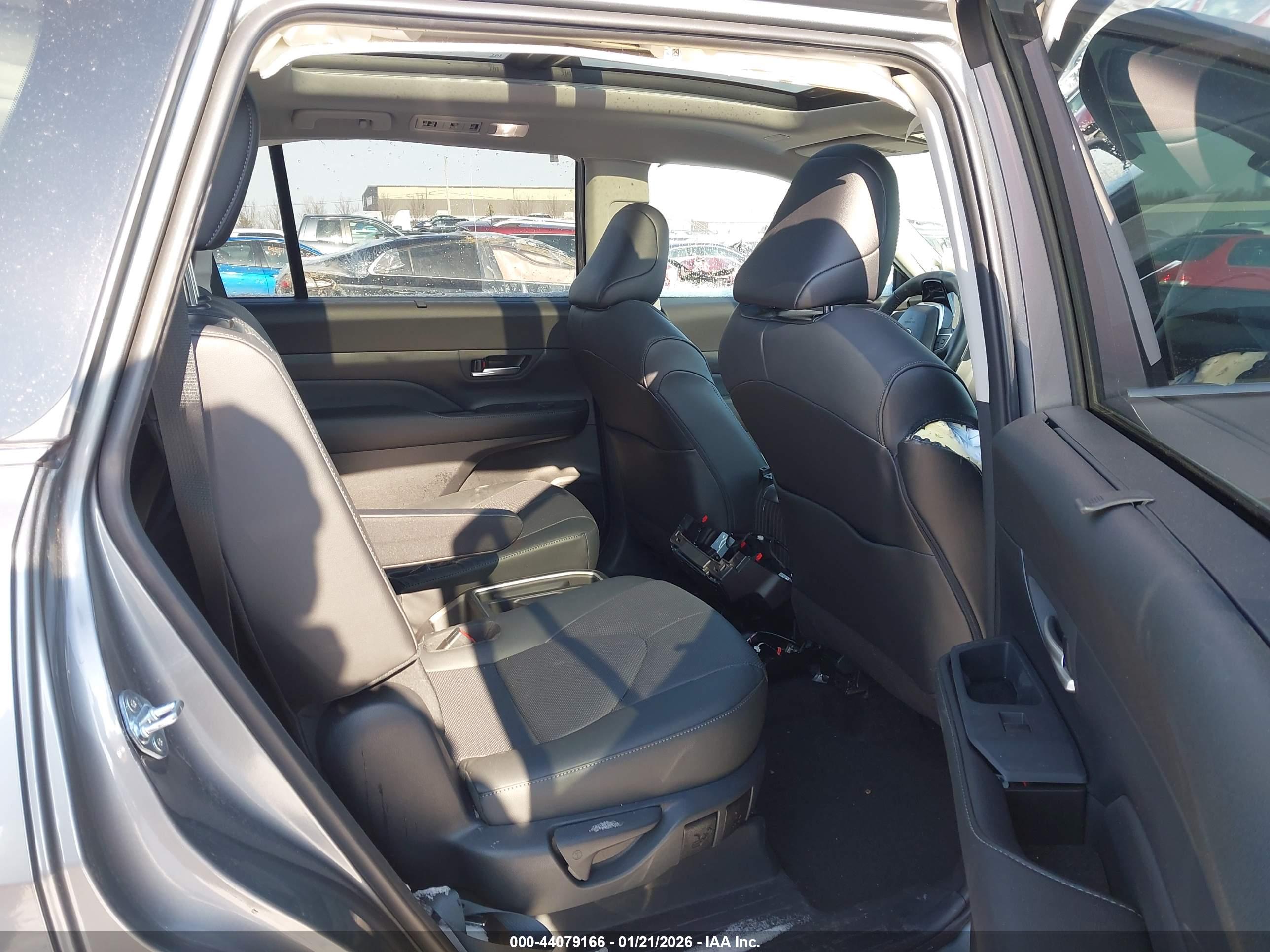 TOYOTA GRAND image 8