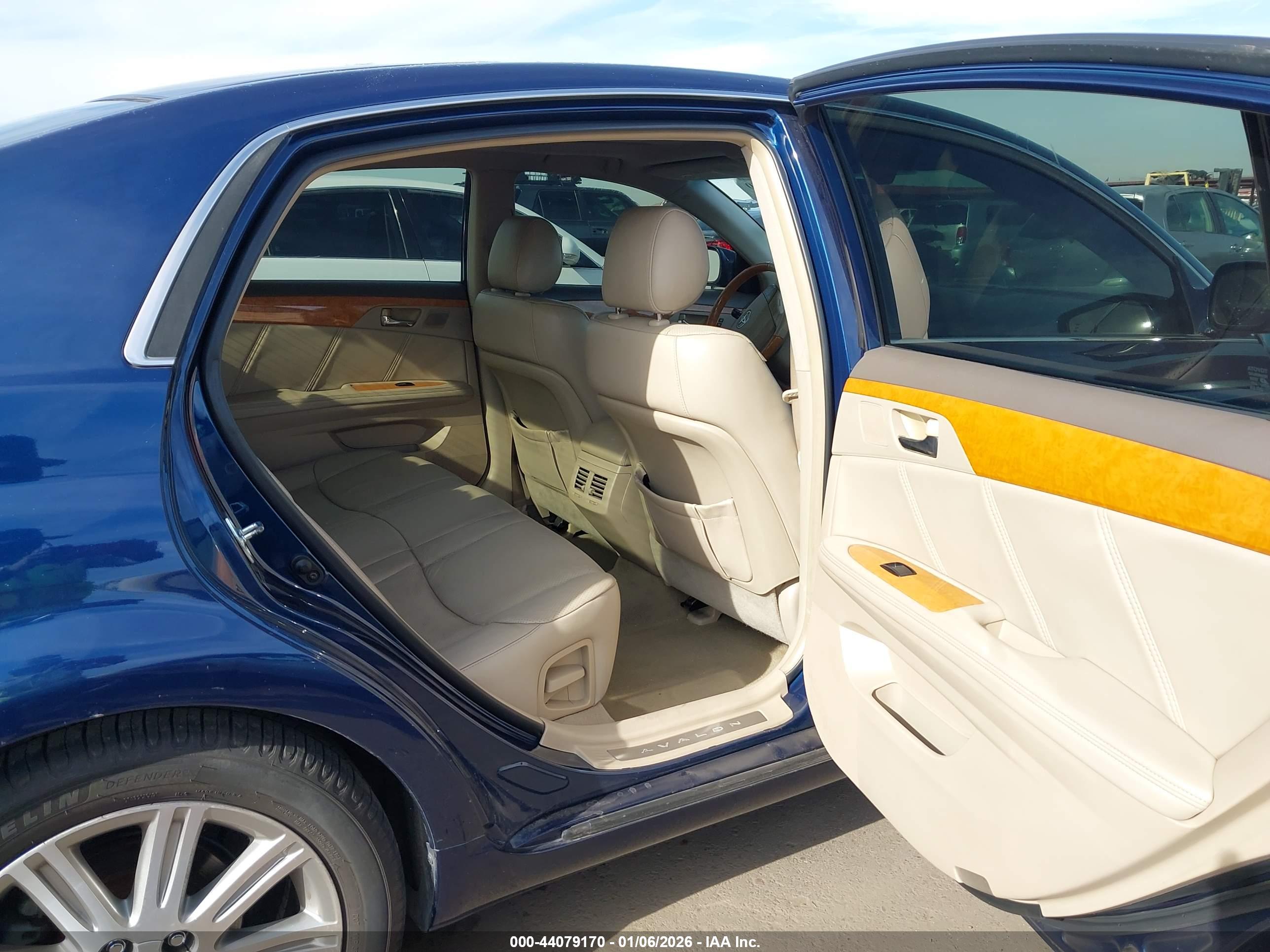 TOYOTA AVALON image 8