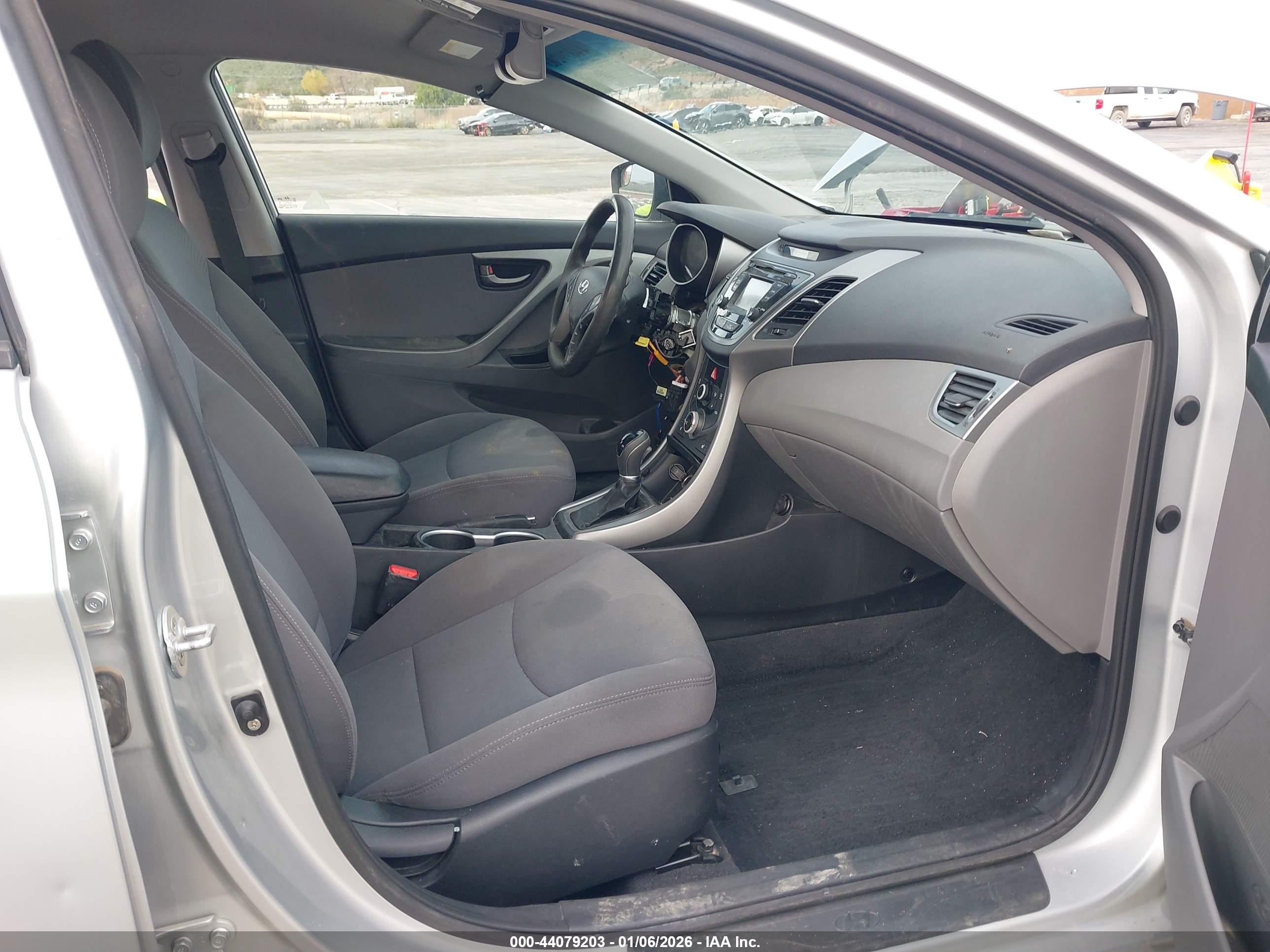 HYUNDAI ELANTRA image 5