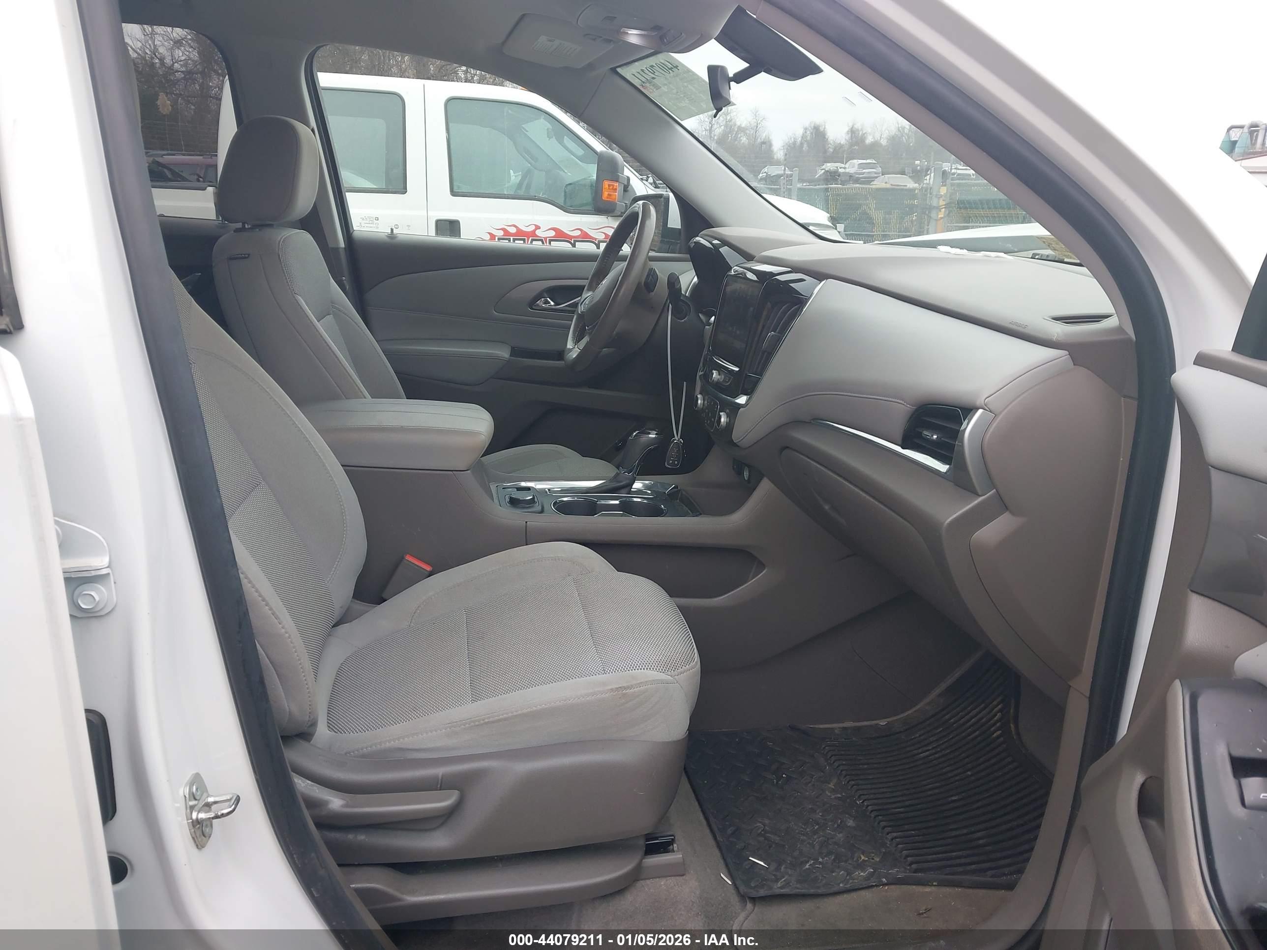 CHEVROLET TRAVERSE image 5