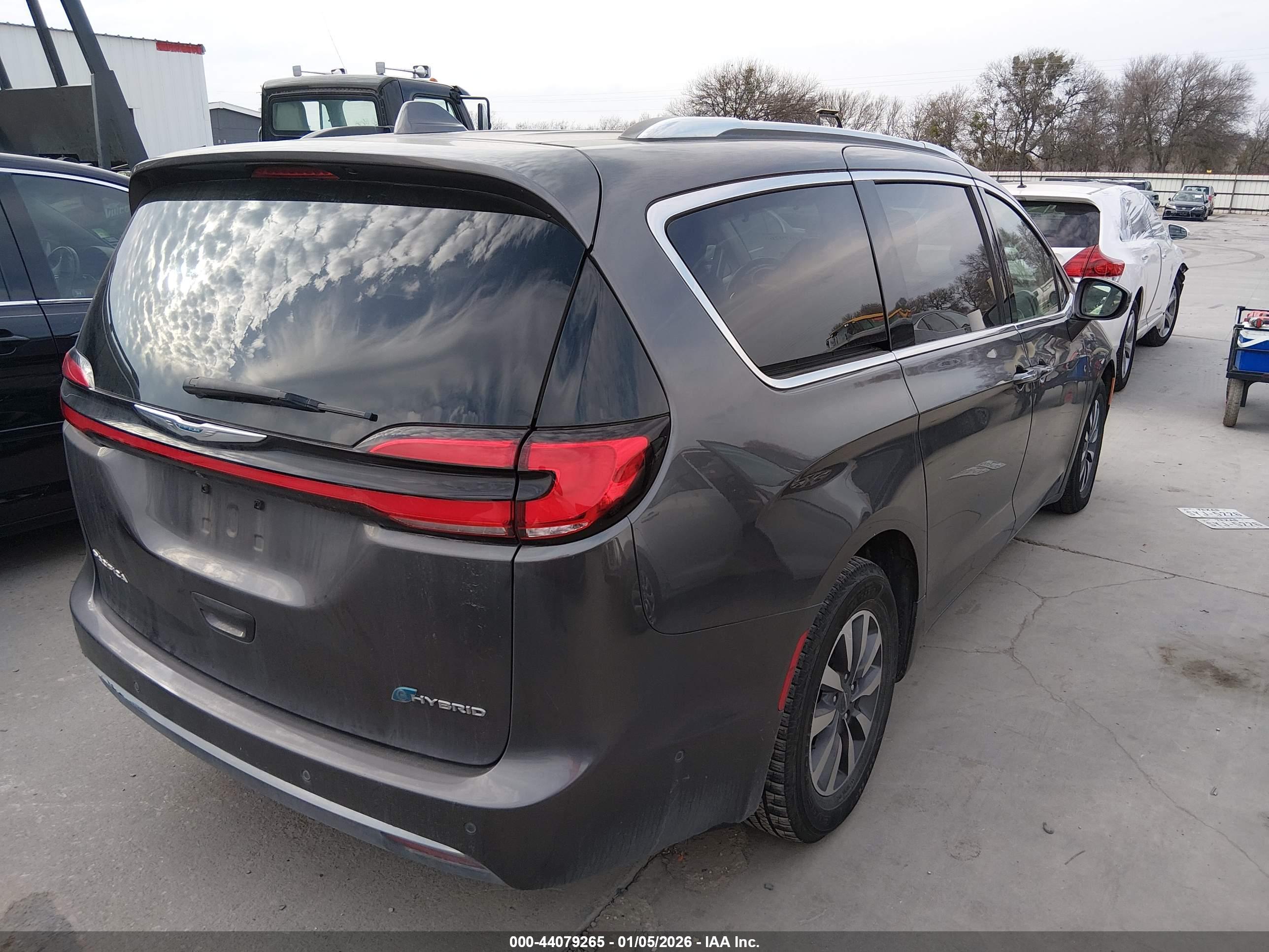 CHRYSLER PACIFICA image 4