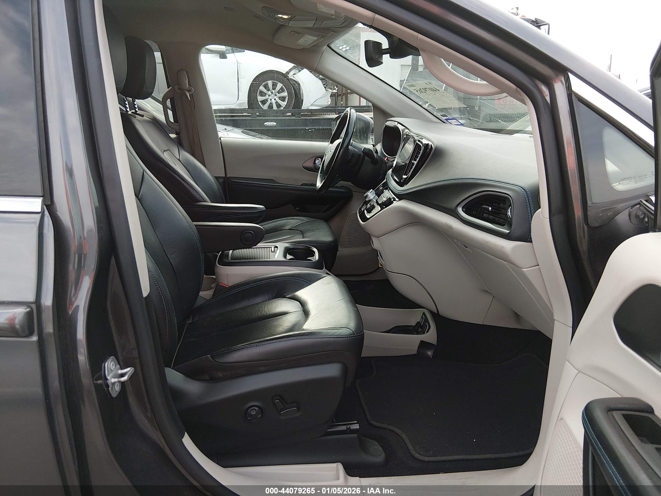 CHRYSLER PACIFICA image 5