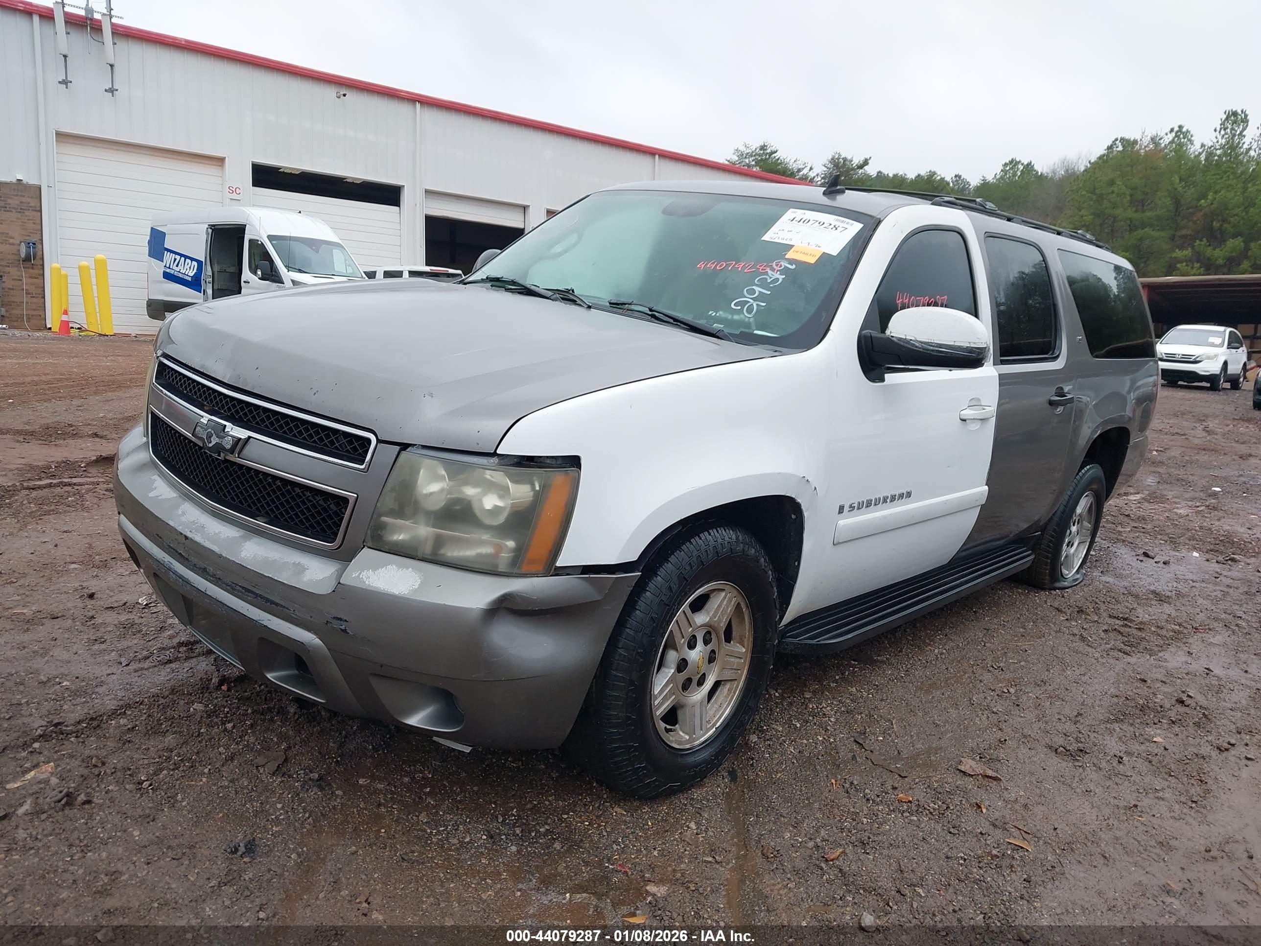 CHEVROLET SUBURBAN image 2