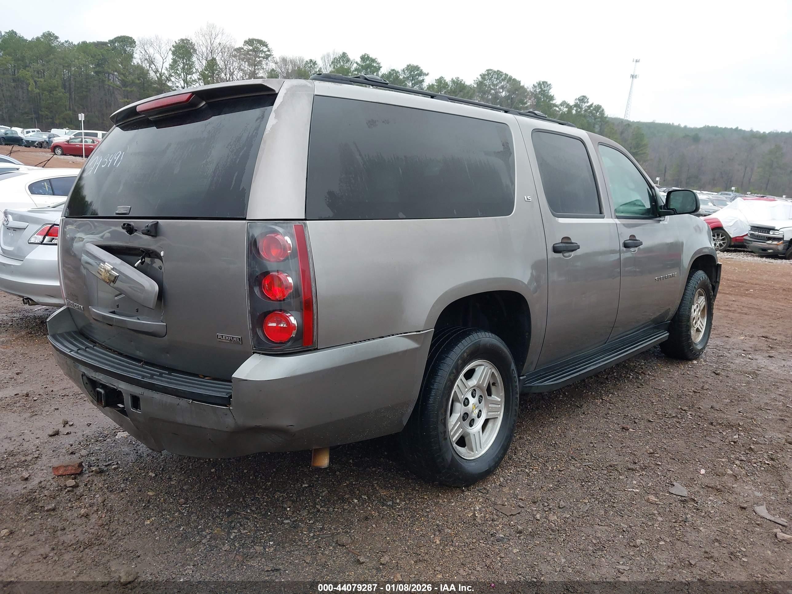 CHEVROLET SUBURBAN image 4